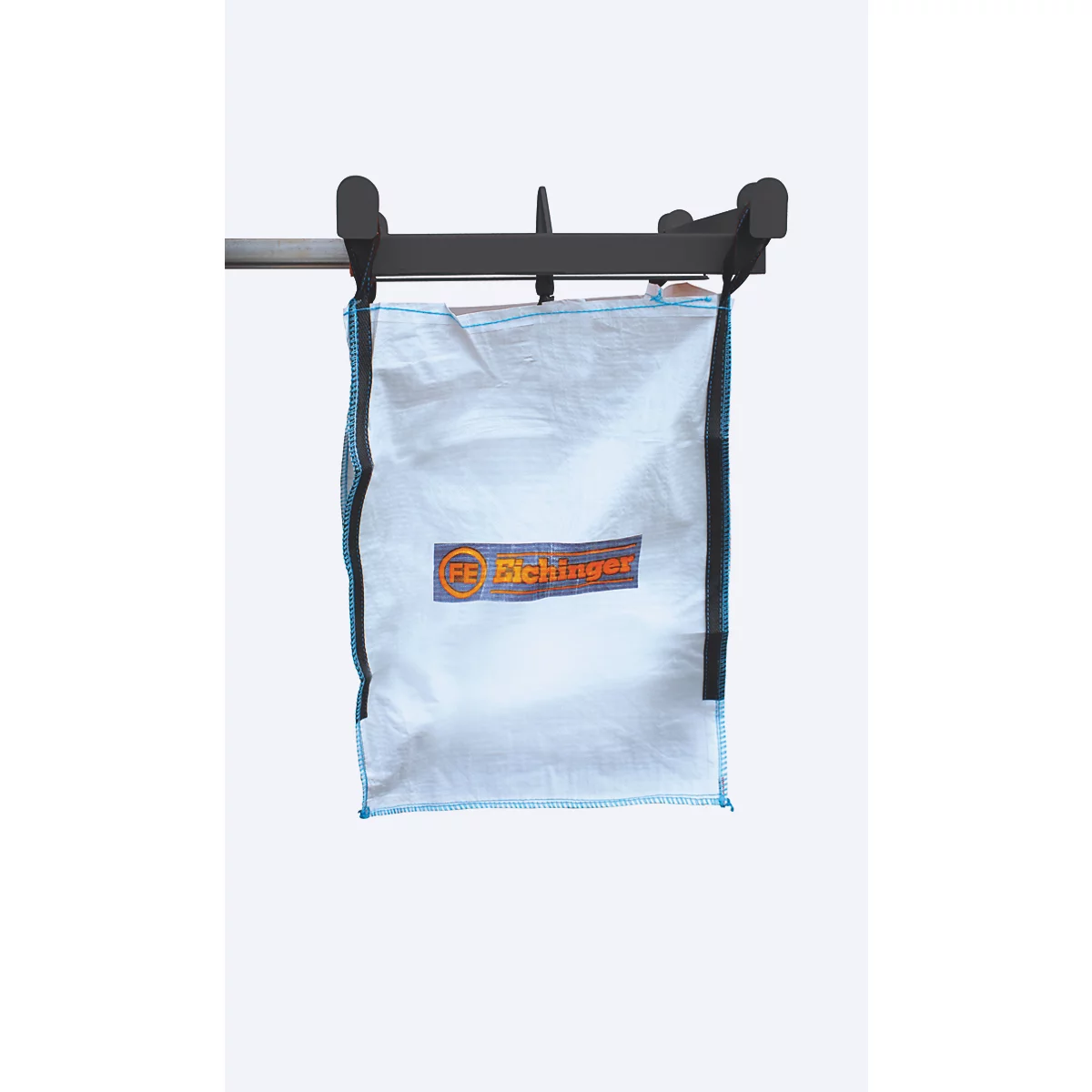 Ein weißer Big Bag Sack hängt an einem dunklen Metallgestell mit Eichinger Logo.