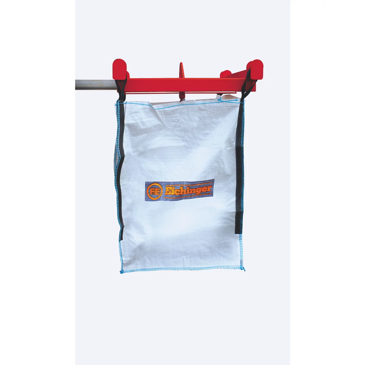 Ein weißer Big-Bag hängt an einer roten Traverse mit Eichinger-Logo vor einem hellen Hintergrund.