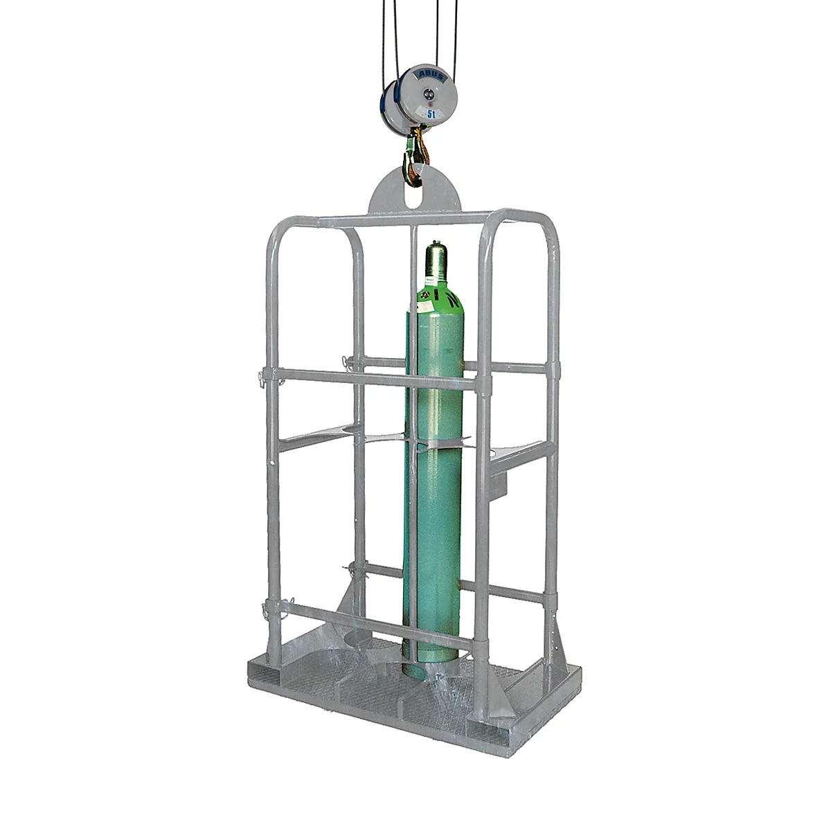 Eine grüne Gasflasche in einem Schutzkorb, der von einem Flaschenzug gehalten wird.