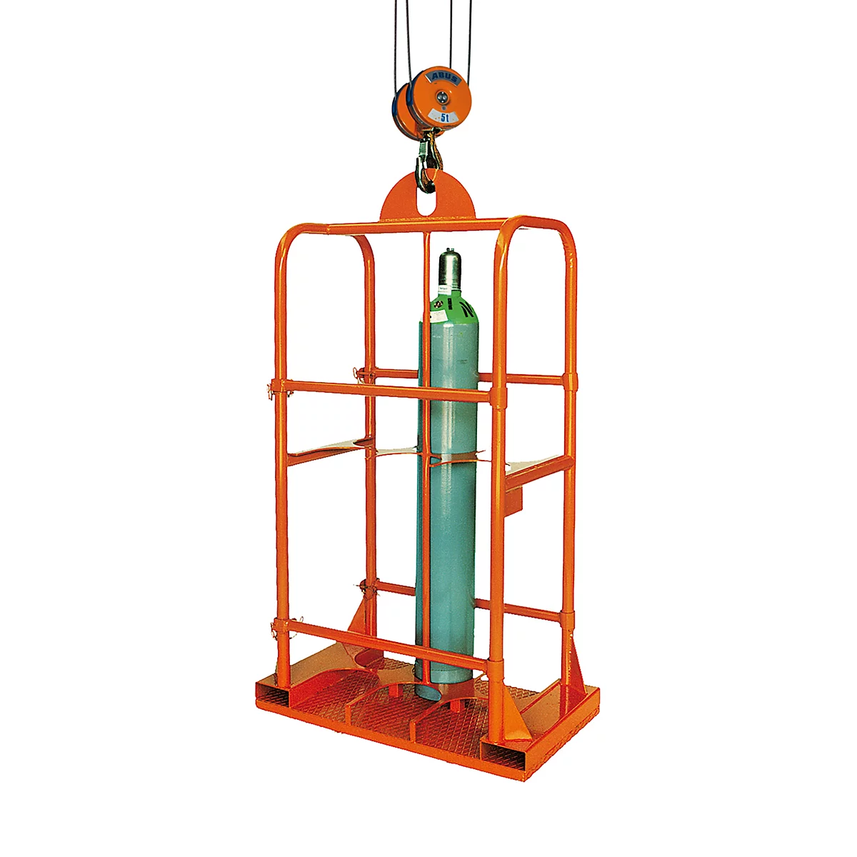 Eine orangefarbene Schutzvorrichtung für eine Gasflasche, die an einem Kran hängt.