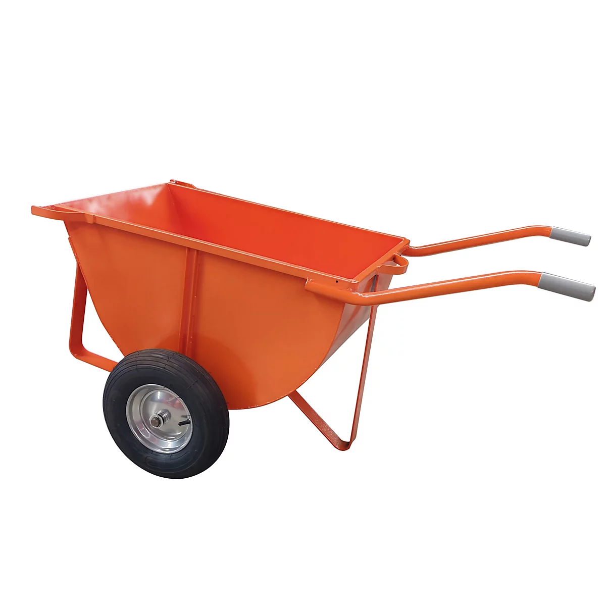 Eine orangefarbene Schubkarre mit einem Rad und zwei Griffen auf weißem Hintergrund.