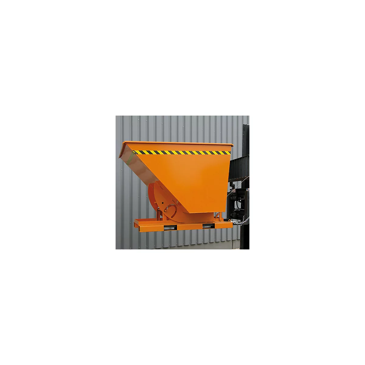 Orange Mulde an Gabelstapler, schwarzgelbe Warnmarkierung.