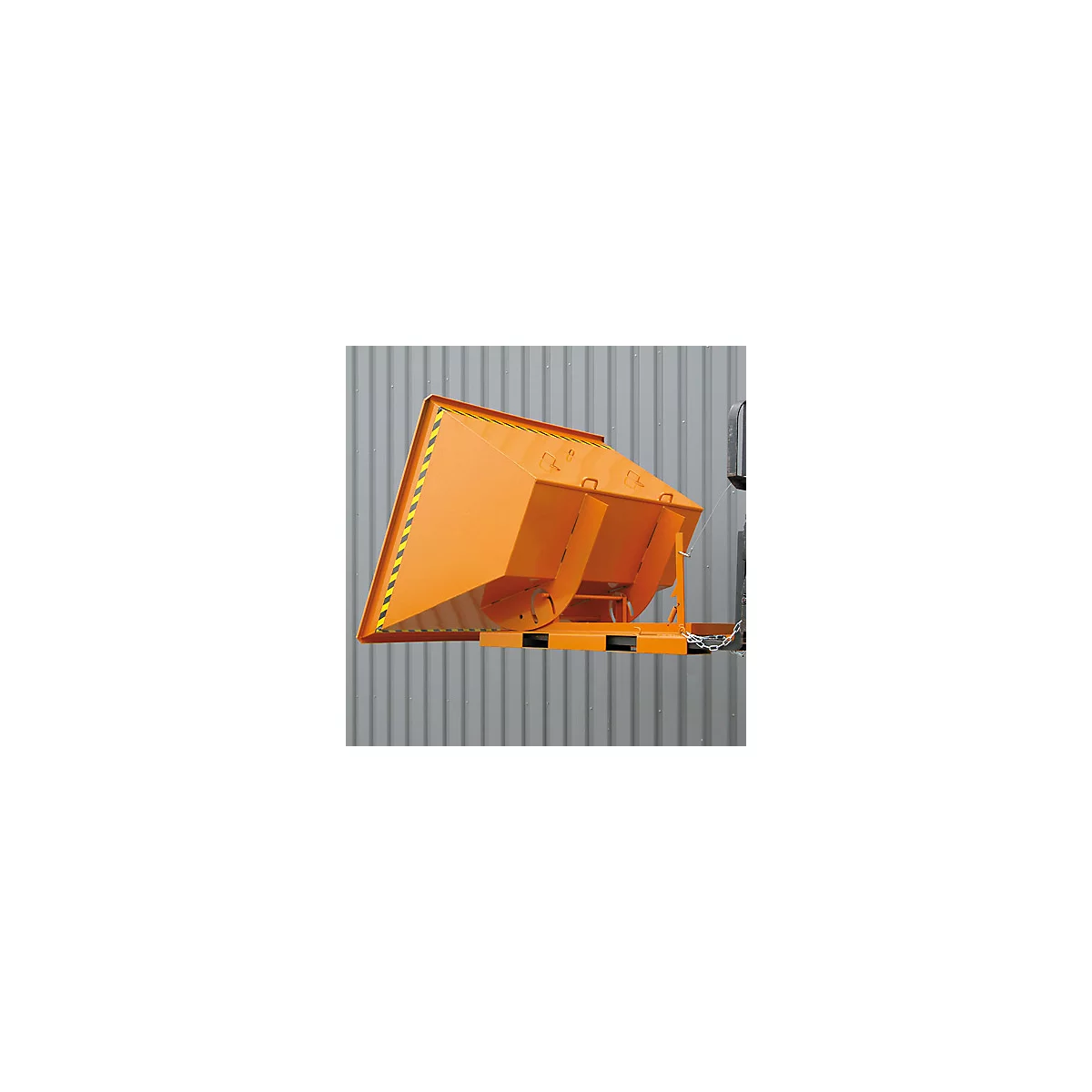 Orangener Kippbehälter an Gabelstapler befestigt, gelb-schwarze Streifen, grauer Hintergrund.