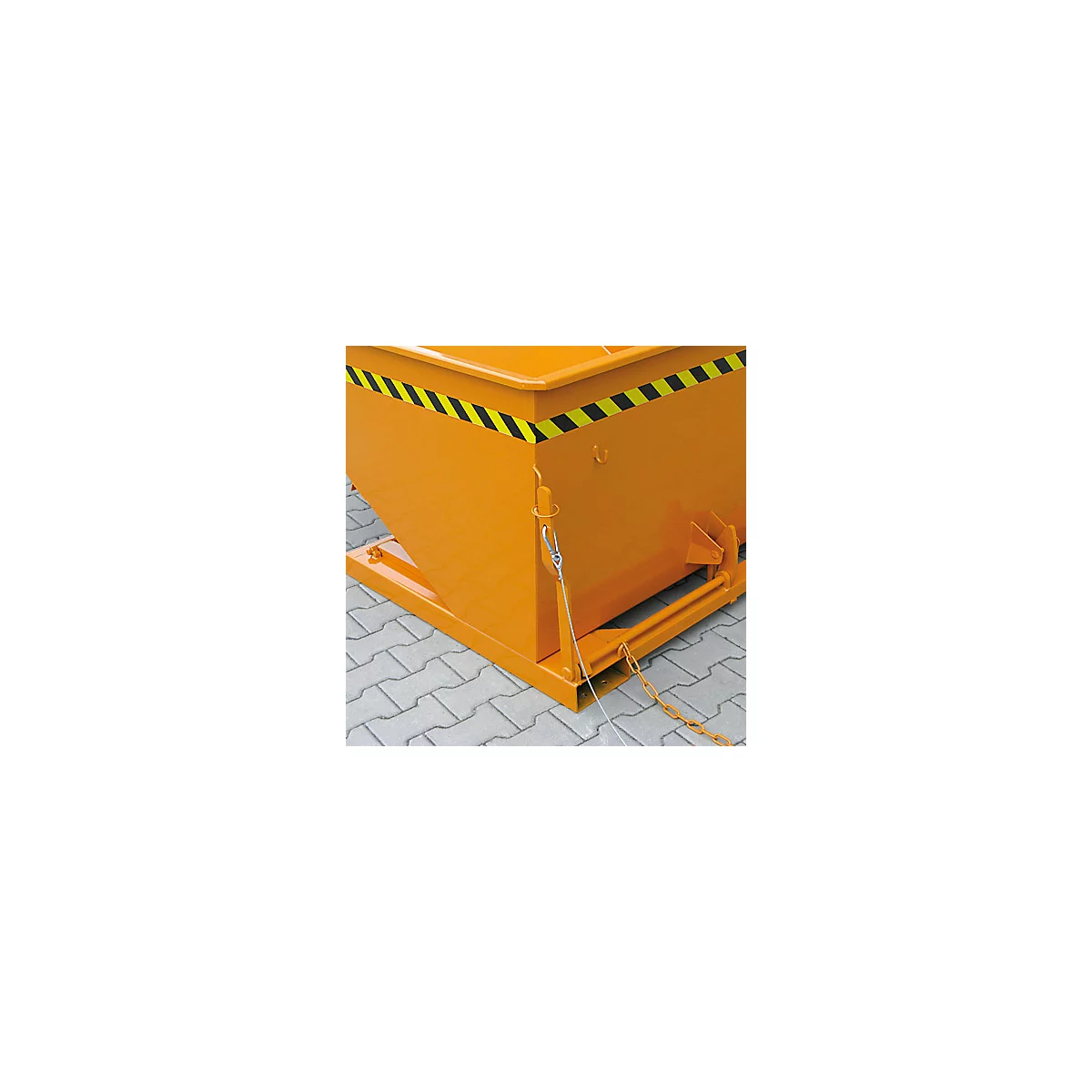 Orangener Container mit gelb-schwarzem Warnstreifen. Ein Drahtseil und eine Kette sind am Container befestigt.