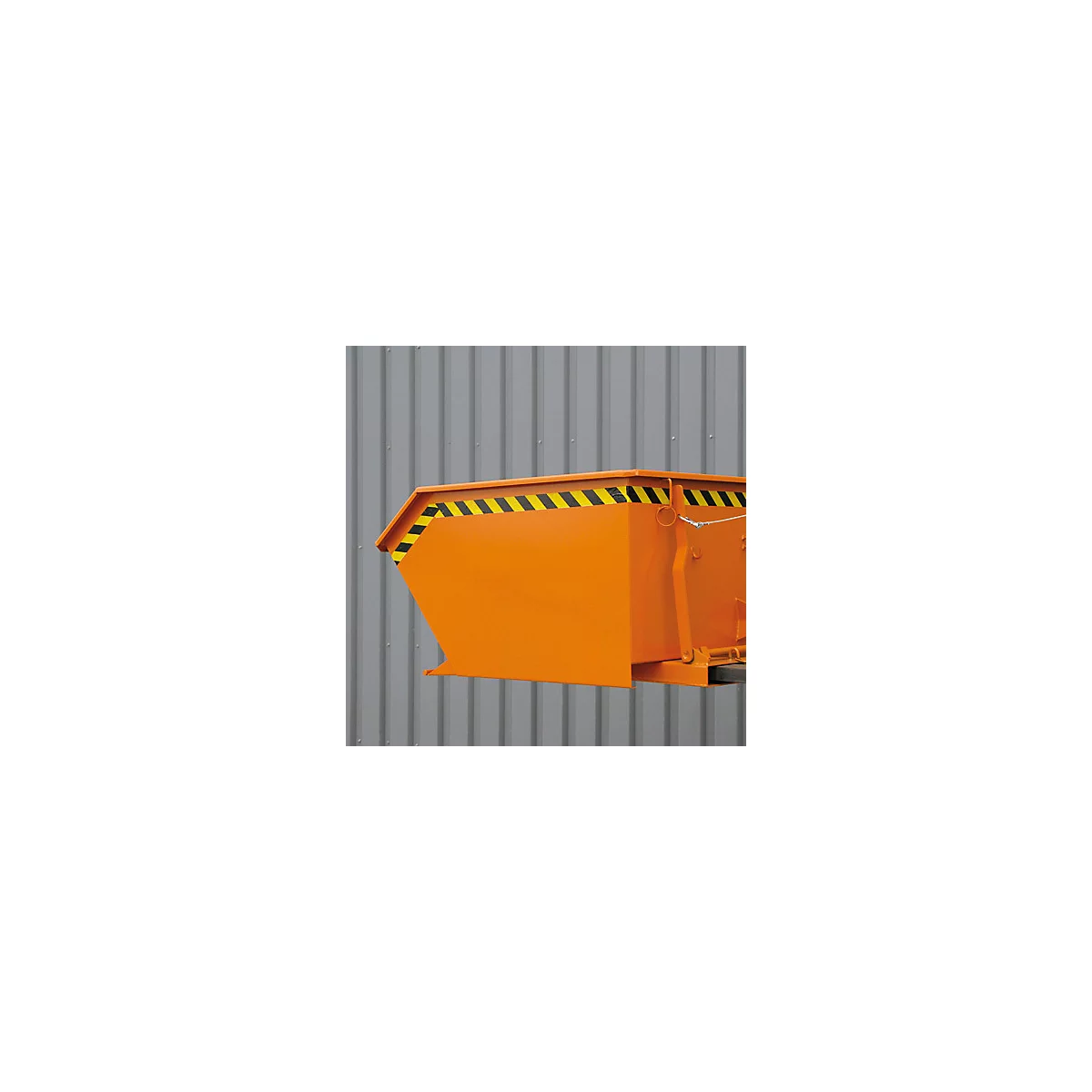 Orangener Container mit gelb-schwarzem Warnband, vor grauem Hintergrund.