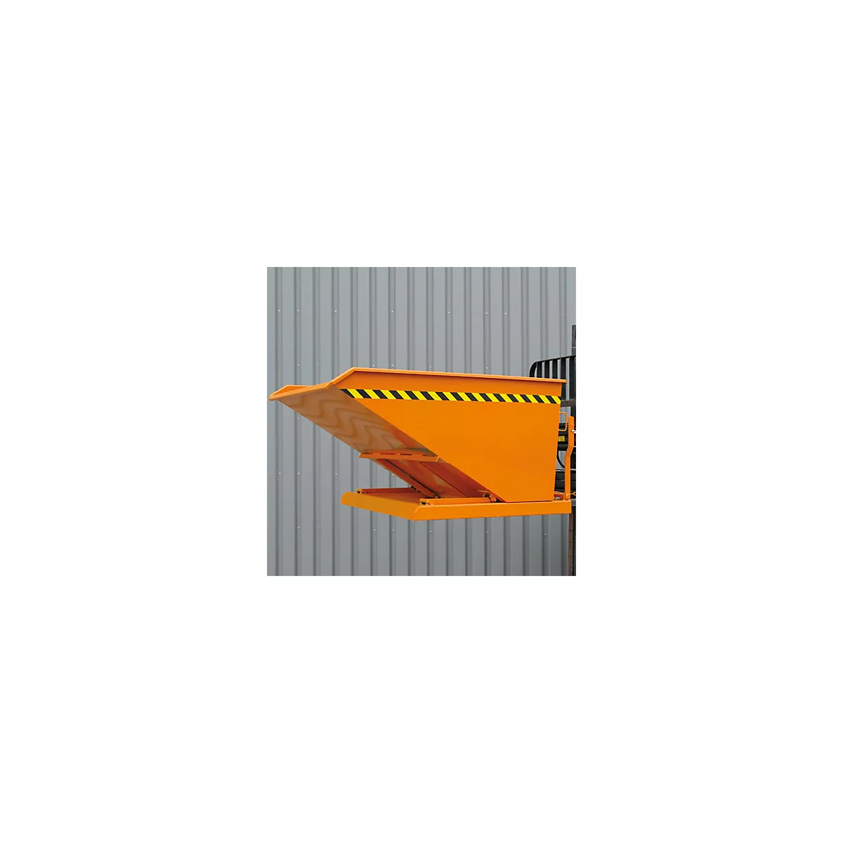 Orange Kippbehälter mit gelb-schwarzem Warnstreifen. An Gabelstapler montiert. Hintergrund: graue Metallfassade.