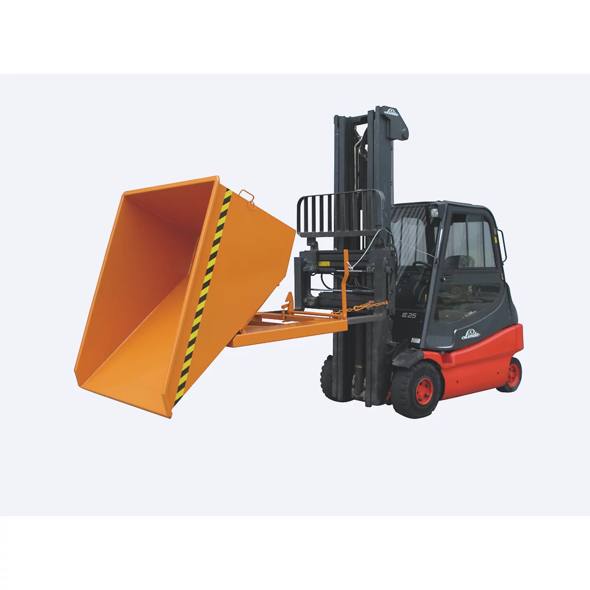 Gabelstapler mit Kippbehälter, orangefarben. Kippbehälter mit gelb-schwarzen Warnstreifen.