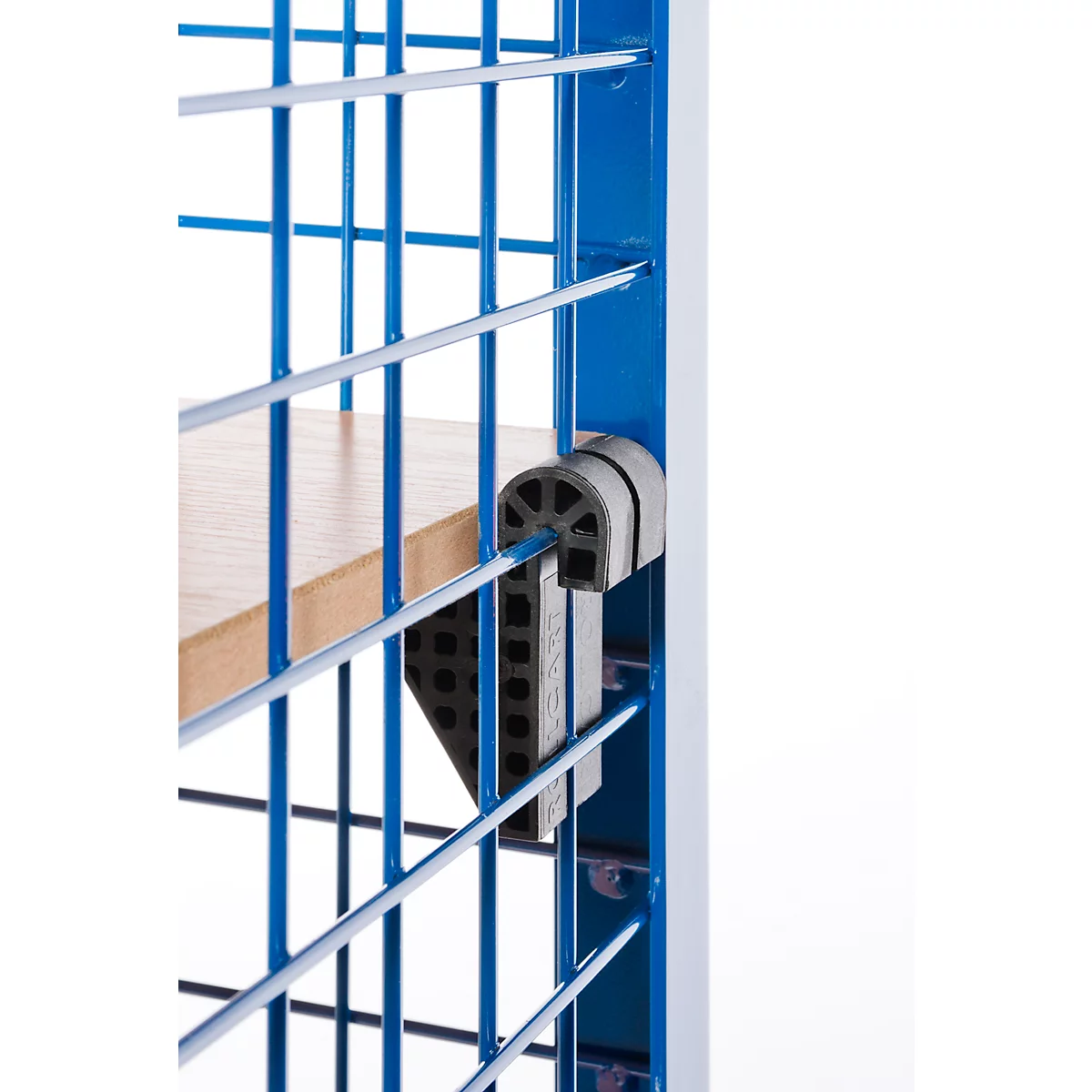 Nahaufnahme einer grauen Kunststoffhalterung an einem blauen Drahtgitterregal mit Holzboden.