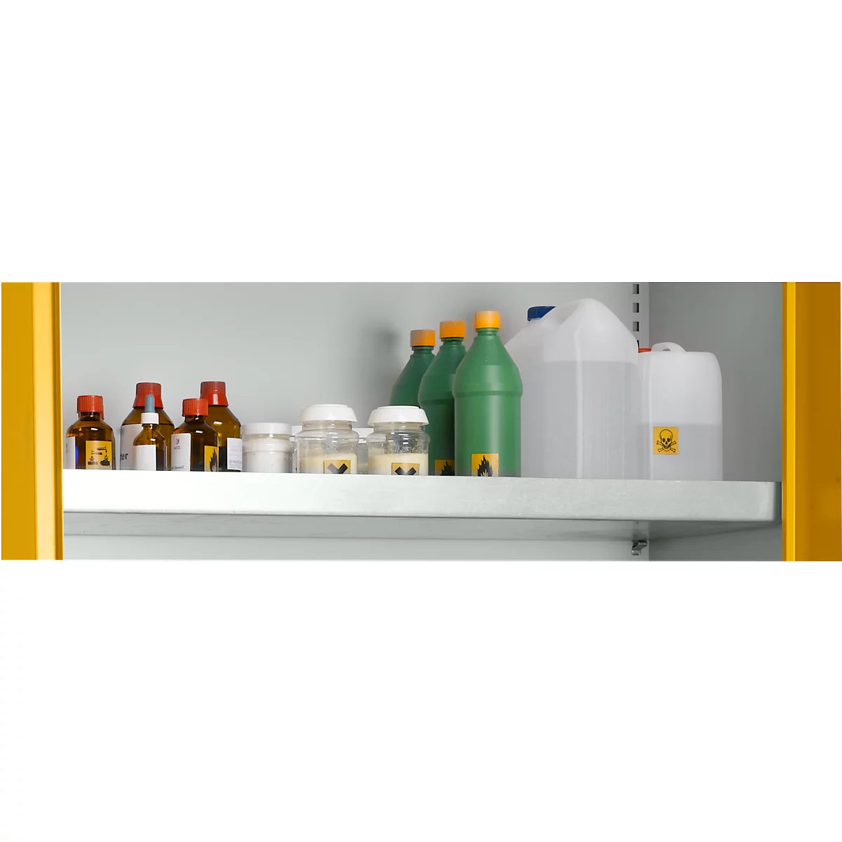 Regal mit Laborflaschen und Chemikalien. Braune, grüne und weiße Flaschen und Behälter mit Etiketten.