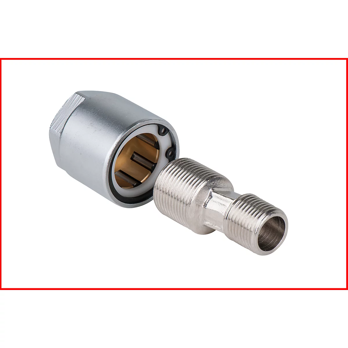 Metallteile einer Mechanik, silber und goldfarben, vor rotem Hintergrund.