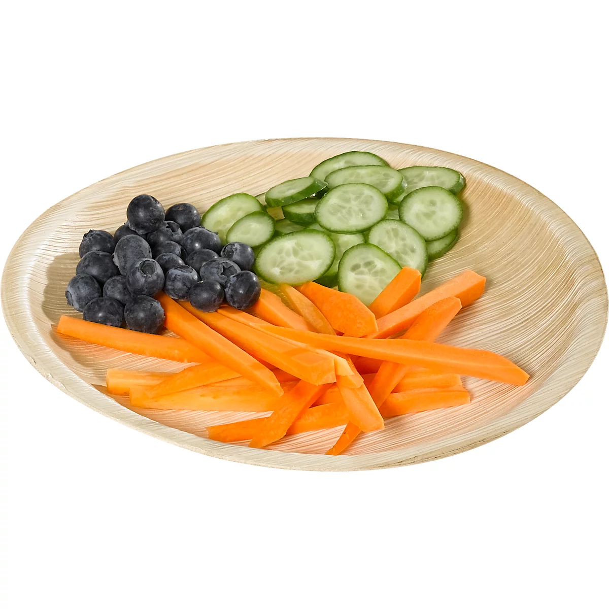 Ein Holzteller mit Blaubeeren, Gurkenscheiben und Karottensticks. Die Nahrungsmittel sind angerichtet.