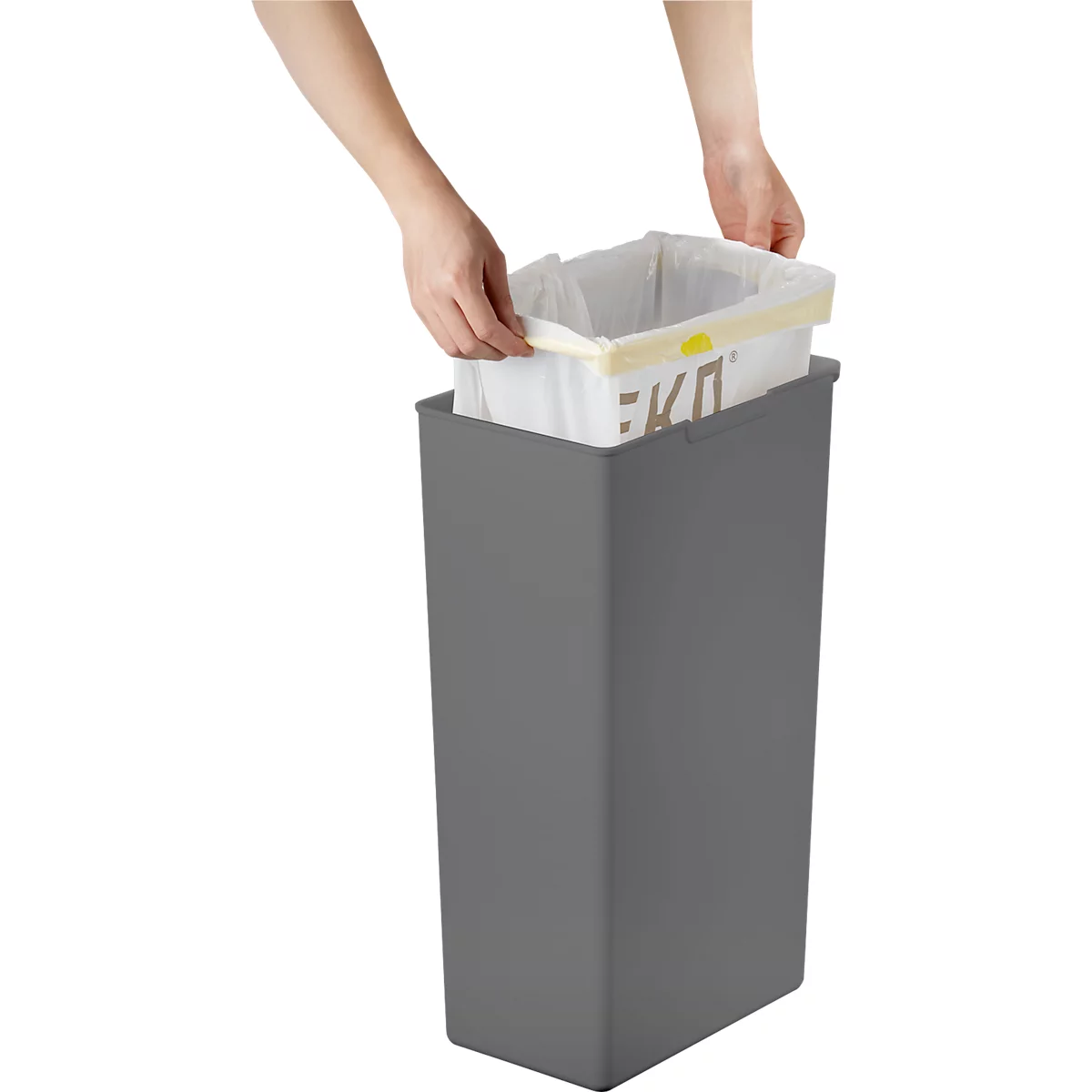 Person hält Müllsack in graue Mülltonne. Der obere Rand des Sacks mit "EKO" Aufdruck ist sichtbar.