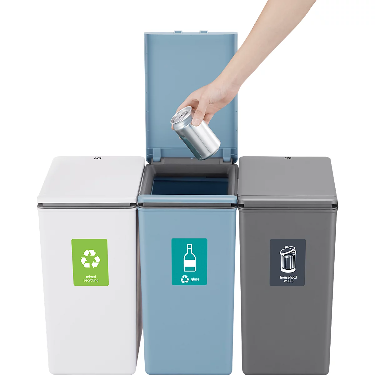 Person wirft Dose in Mülltonne. Drei Mülleimer mit Deckel und Recycling-Symbolen: Metall, Glas und Restmüll.