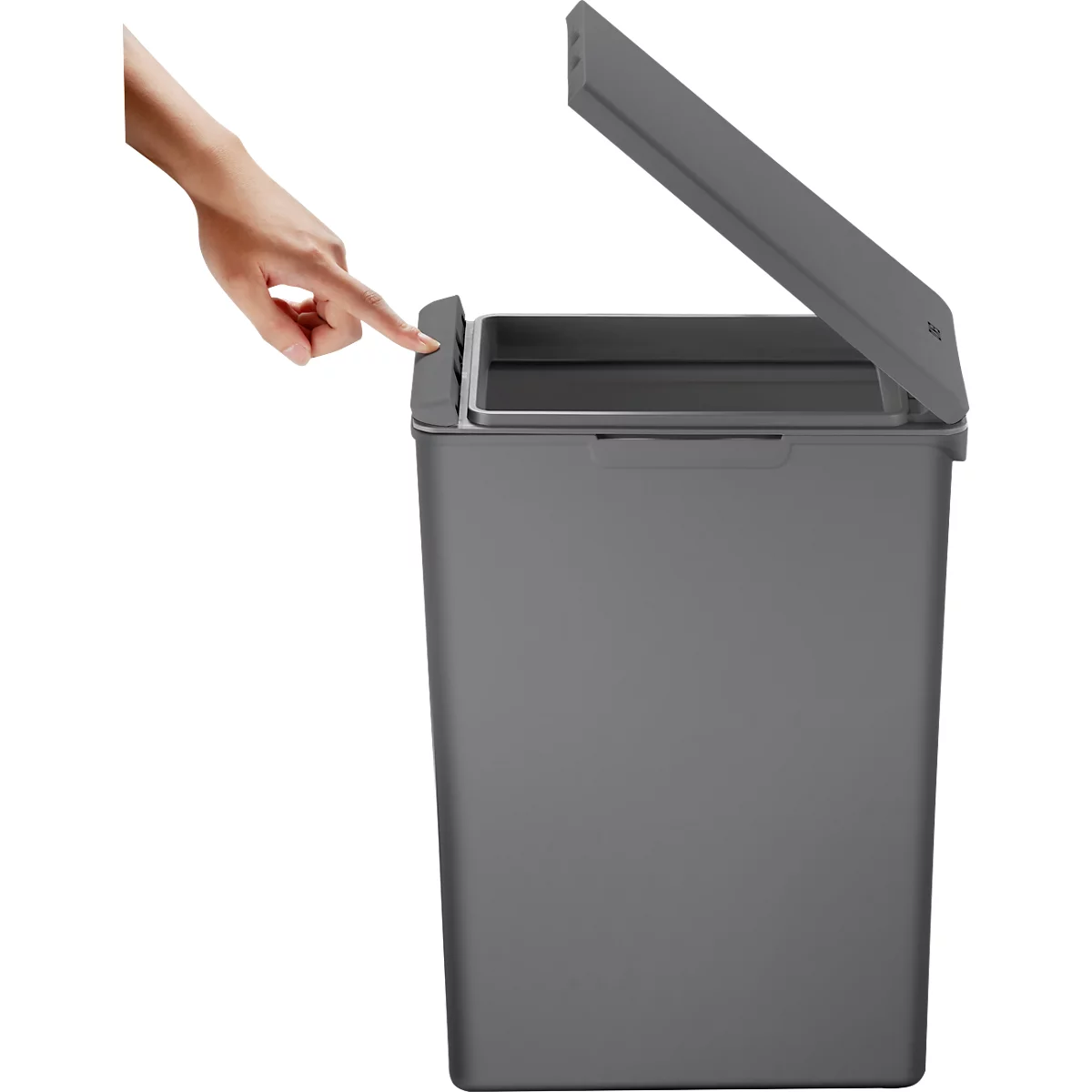 Grauer Mülleimer, Deckel geöffnet, Finger drückt Knopf.