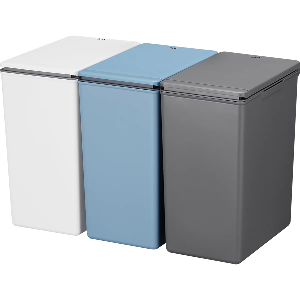 Trois poubelles rectangulaires blanches, bleues et grises avec couvercles, côte à côte.