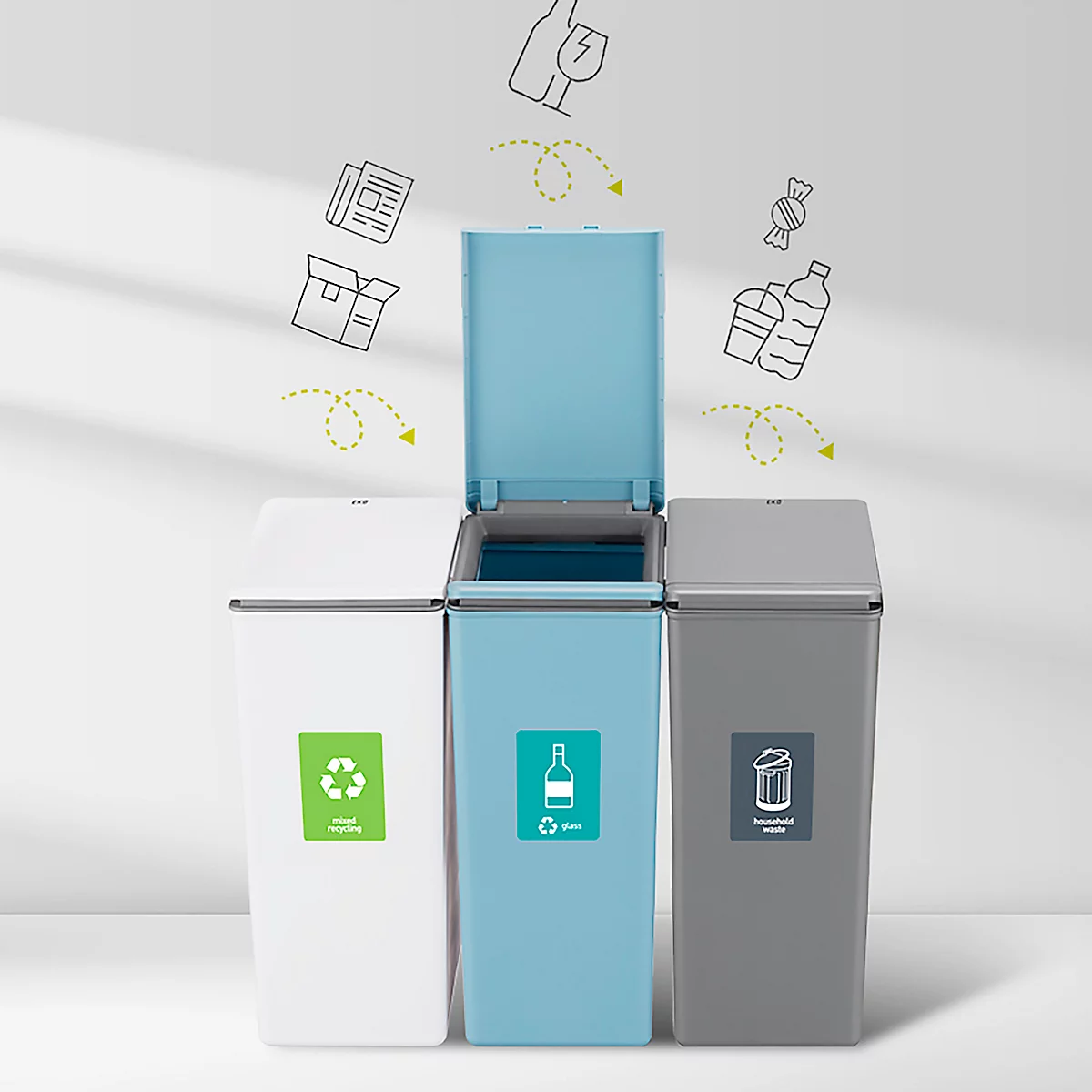 Trois poubelles avec couvercles, pour le tri des déchets. Des symboles sont représentés sur chaque poubelle.