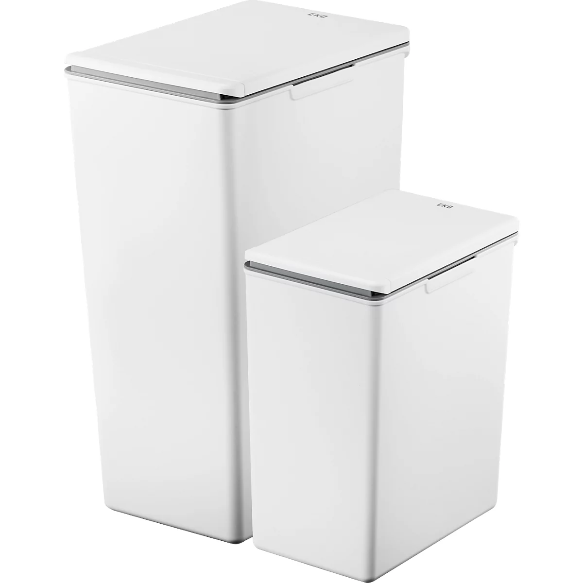 Deux poubelles blanches et rectangulaires côte à côte. Les deux ont un couvercle avec une poignée. Un logo est visible sur la plus petite poubelle.