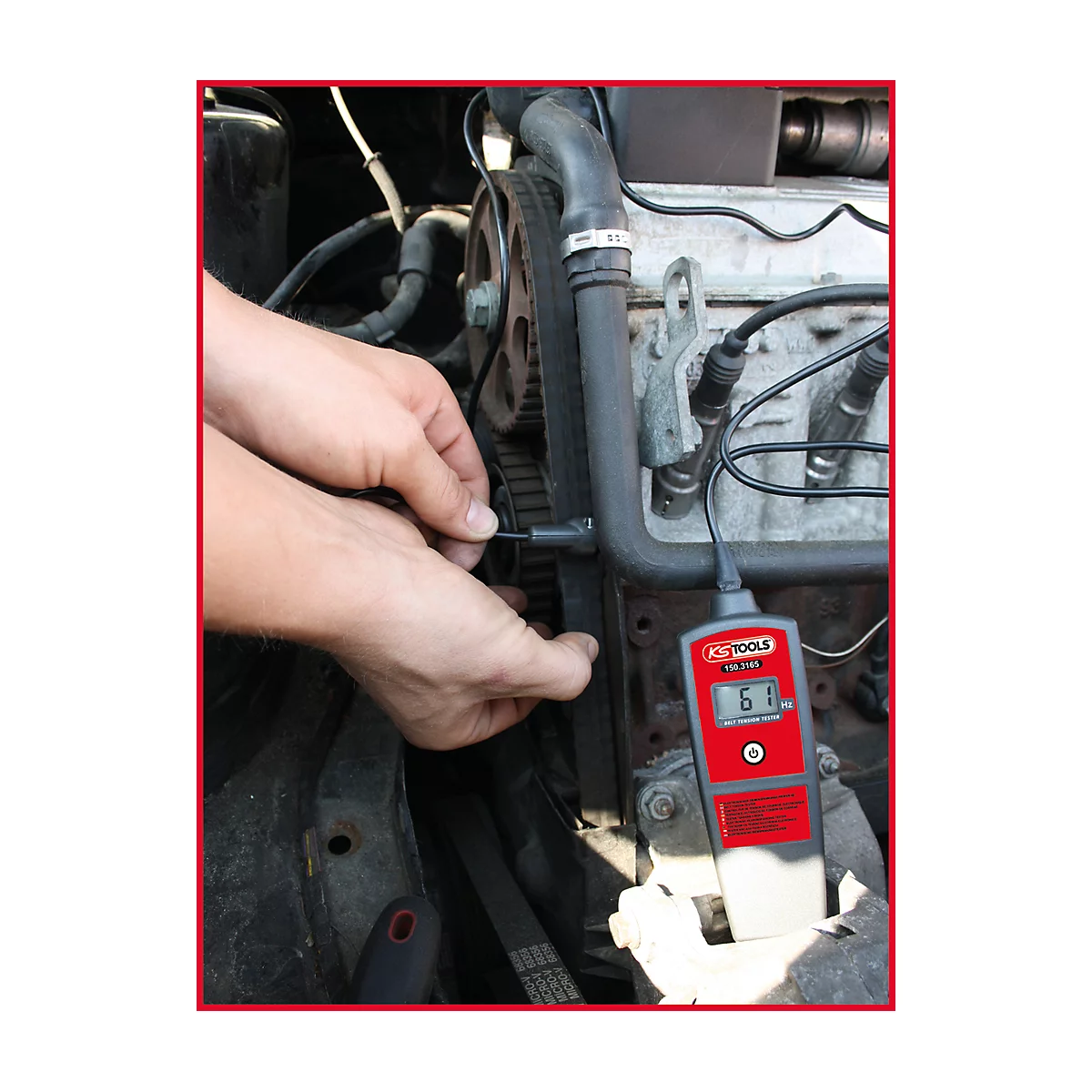 Person misst die Spannung eines Zahnriemens am Motor mit einem Messgerät. Auf dem Display steht 61.