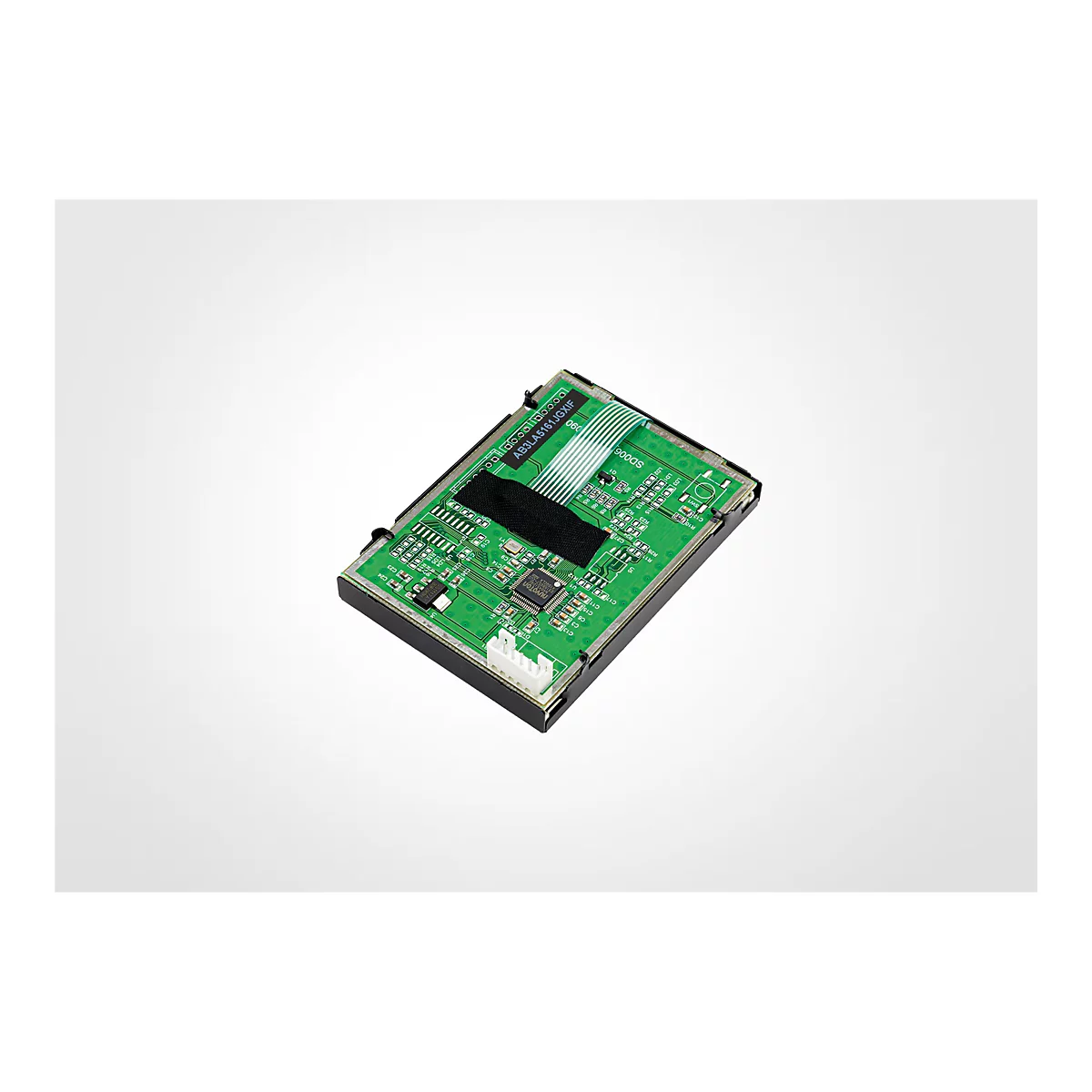 Eine grüne Leiterplatte mit elektronischen Bauteilen, Text wie AB3LA5161JGXIF. Auf hellem Hintergrund.