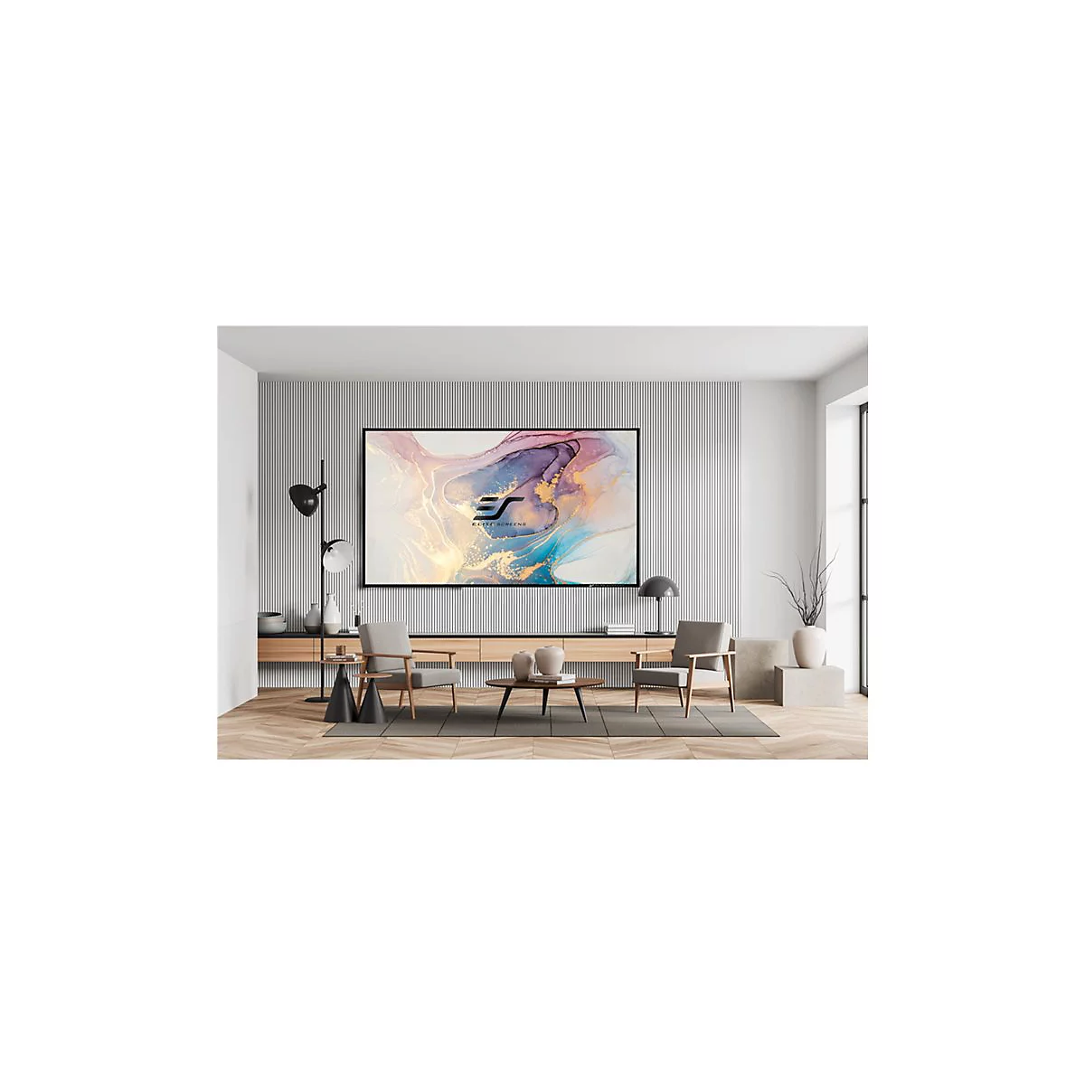 Ein Fernseher mit abstraktem Kunstwerk hÃ¤ngt in einem Wohnzimmer. Darunter eine niedrige Kommode und zwei StÃ¼hle.