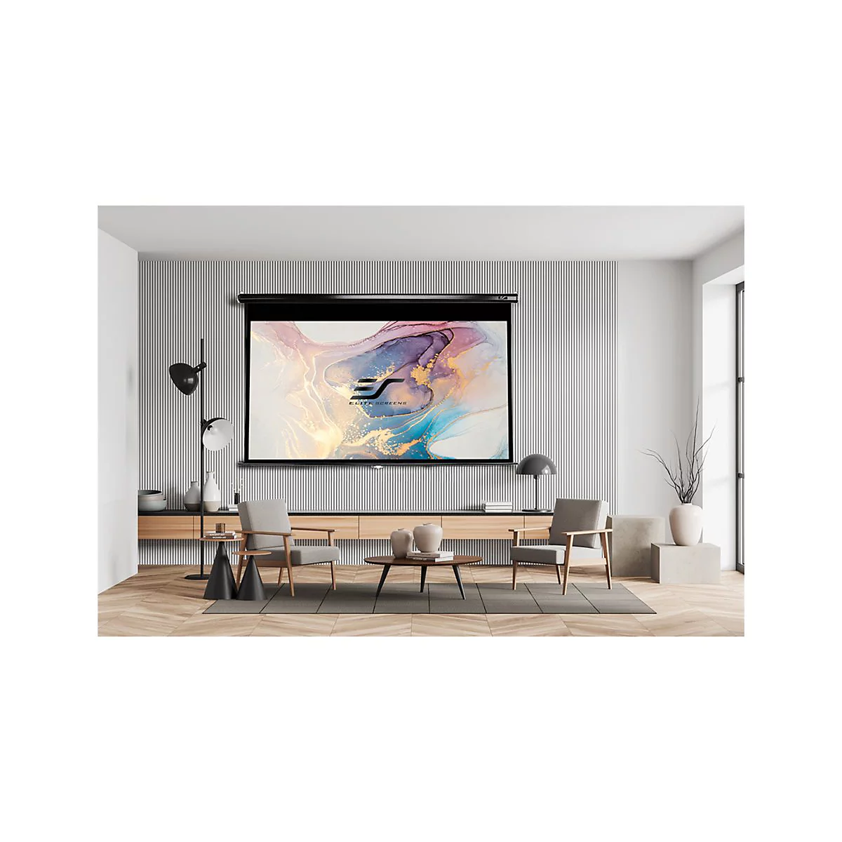 Wohnzimmer mit Leinwand. Auf der Leinwand befindet sich ein farbenfrohes Kunstwerk. Zwei StÃ¼hle und ein Tisch stehen davor.