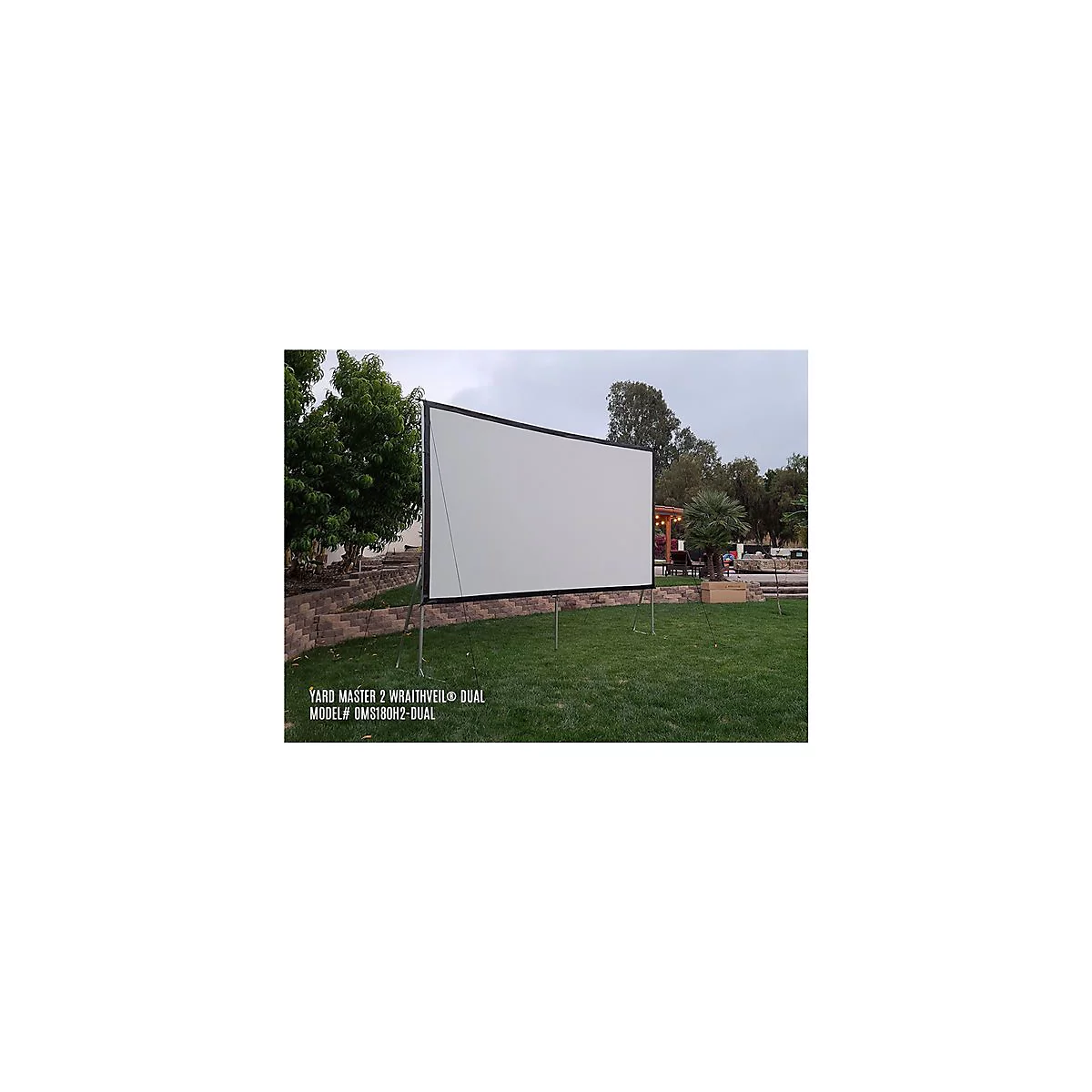 Ein groÃŸes weiÃŸes Projektionsleinwand steht im Garten. Schwarzer Rahmen, graue StÃ¼tzen, Rasen, BÃ¤ume.