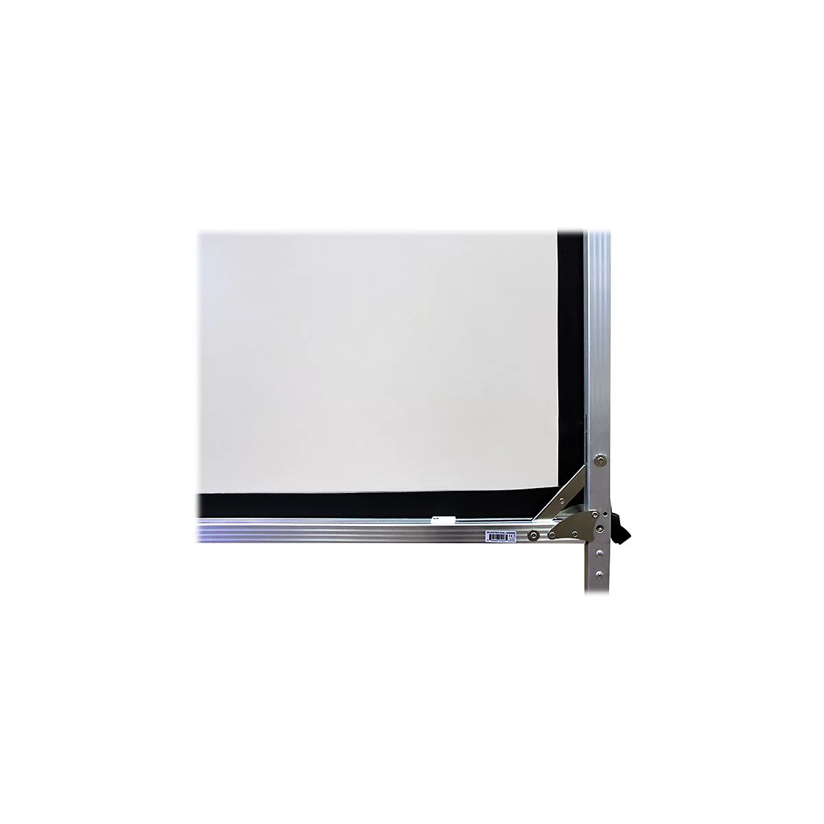 Nahaufnahme einer Projektionsleinwand. Die Leinwand selbst ist weiÃŸ, mit einem schwarzen Rahmen und einem silbernen Metallrahmen.