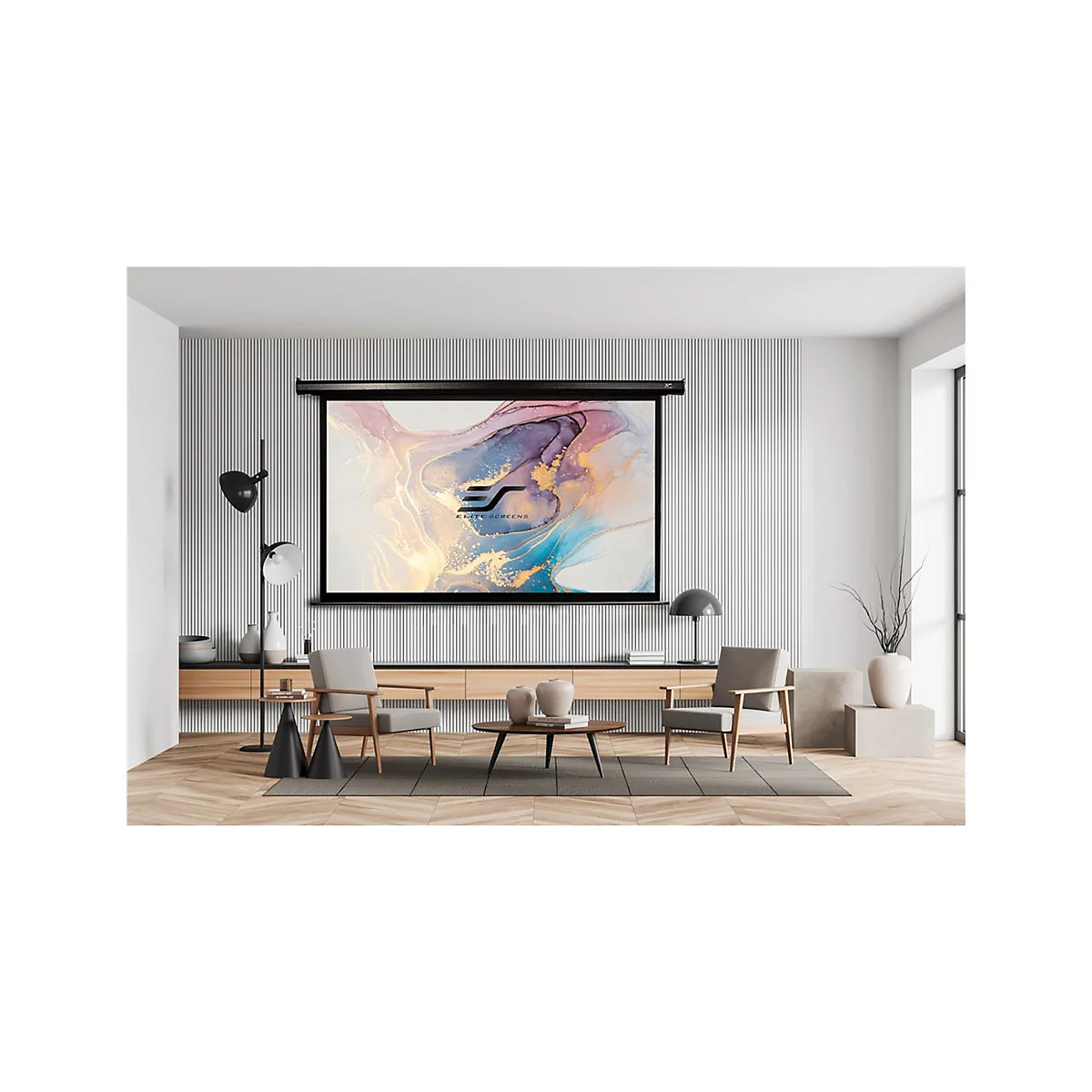 Ein Wohnzimmer zeigt eine Projektionsleinwand, eingerichtet mit StÃ¼hlen und einem Couchtisch. Auf der Leinwand befindet sich ein buntes Kunstwerk.