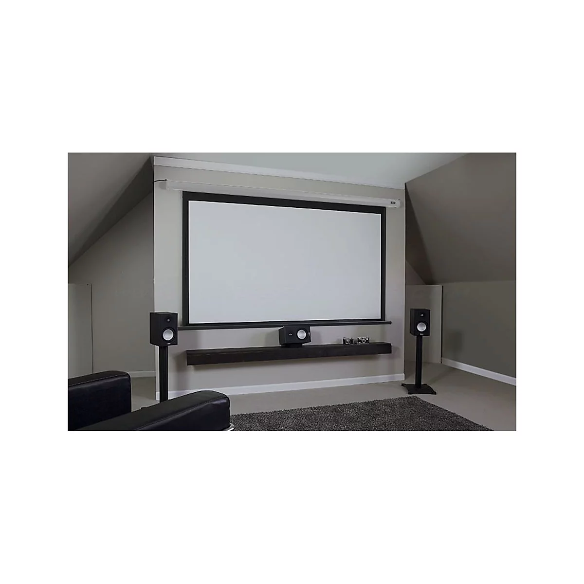 Heimkino-Raum mit Leinwand, Lautsprechern und Sofa. Dunkles Holzregal unter der Leinwand, grauer Teppich.