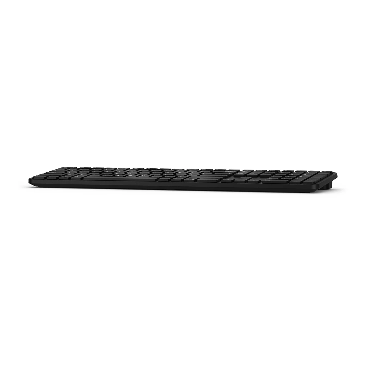 Schwarze, flache Computer-Tastatur vor weißem Hintergrund in flacher Perspektive.