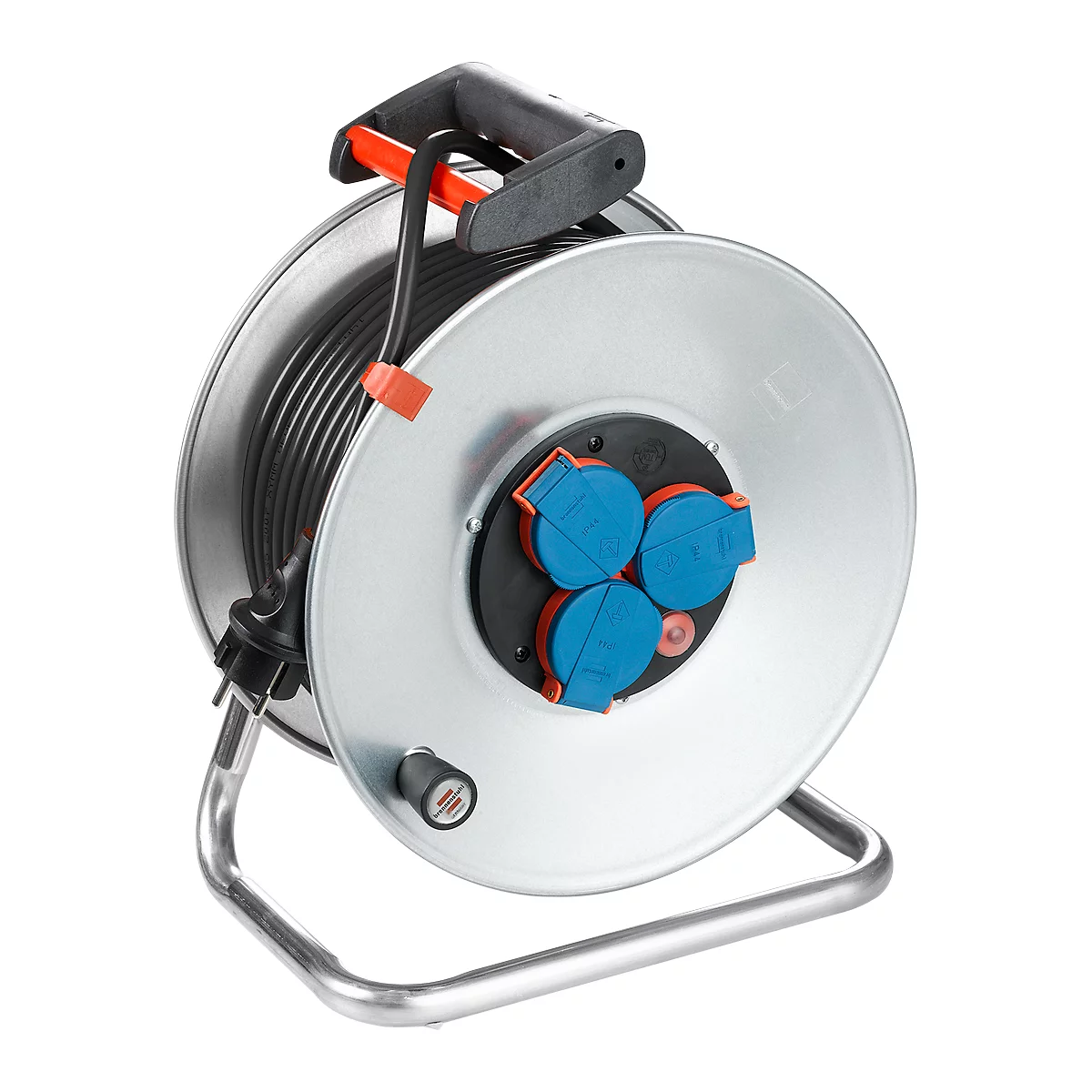 Carrete de cable con tres enchufes, un asa de transporte y un marco de metal.