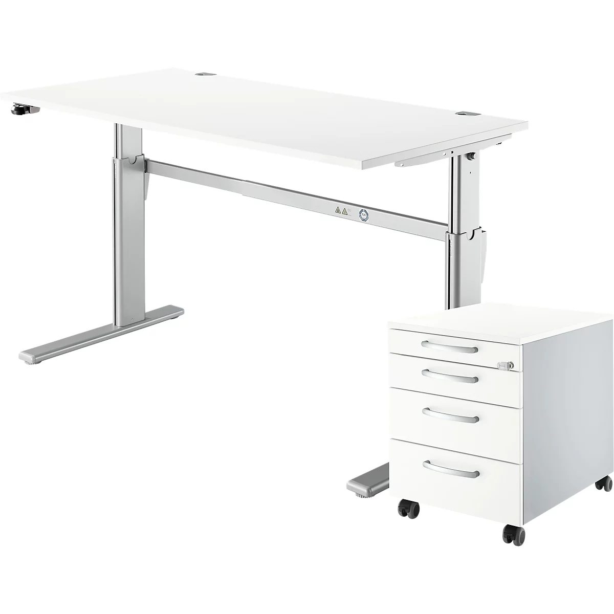 Un bureau blanc réglable en hauteur avec des pieds argentés et un caisson à roulettes blanc avec des tiroirs.