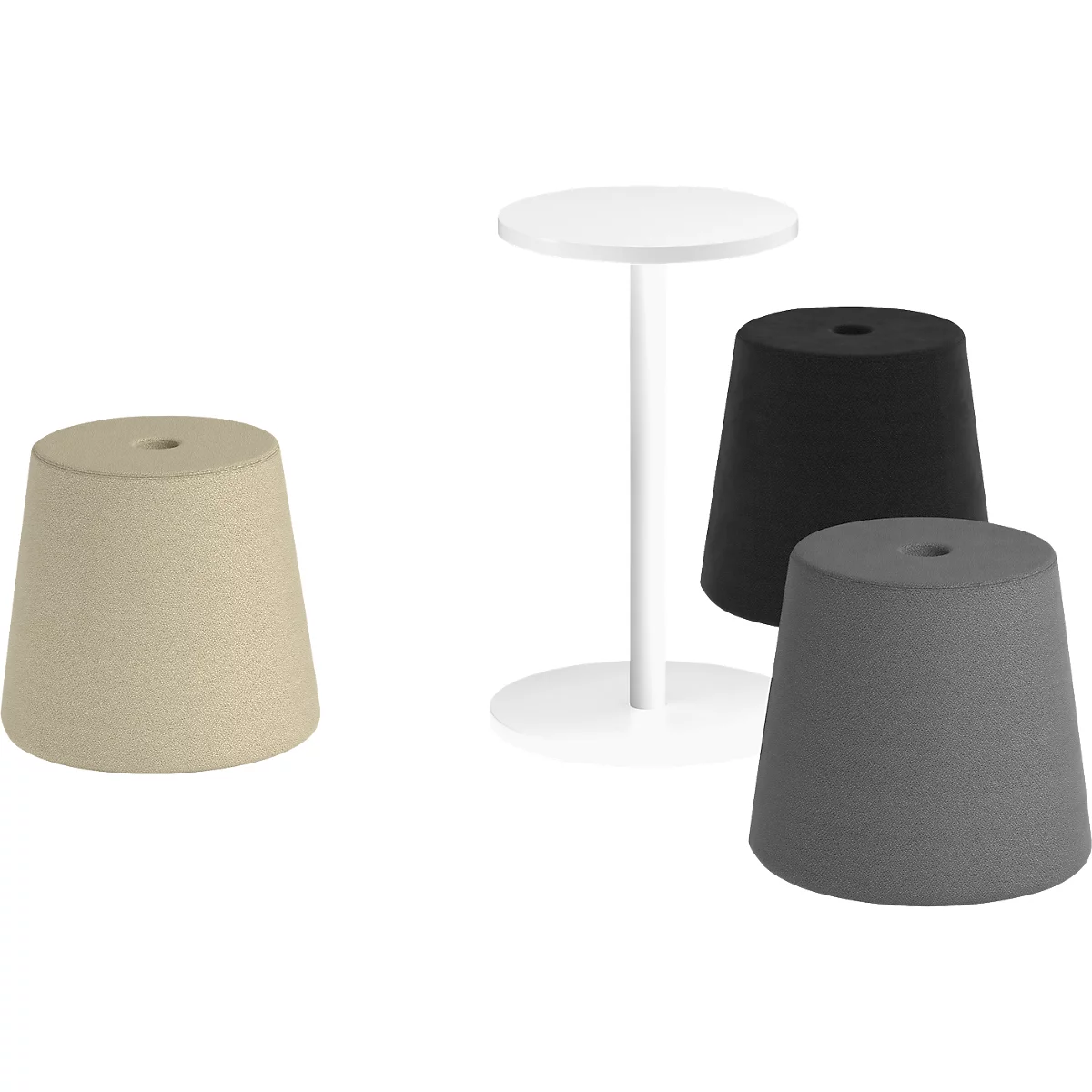 Divers petits tabourets et une table d'appoint blanche sur fond blanc. Les tabourets sont beiges, noirs et gris.