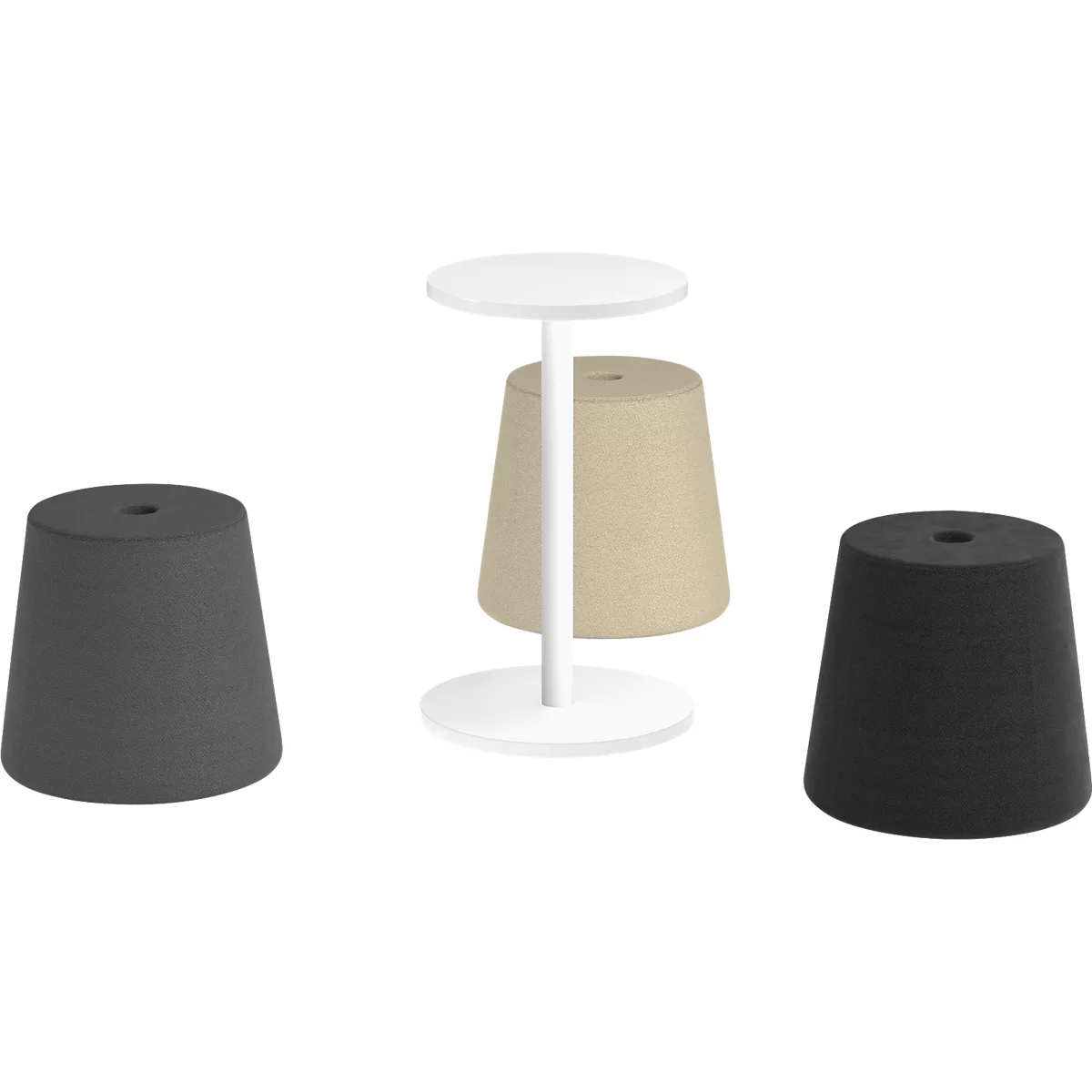 Trois tabourets coniques de couleurs différentes avec une petite table au milieu. La table a deux surfaces rondes avec un poteau.