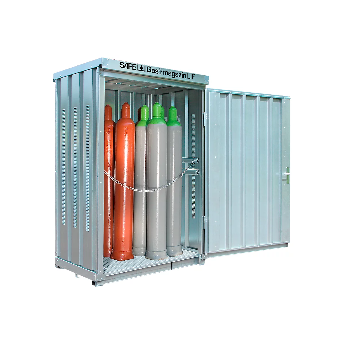 Bouteilles de gaz dans une armoire argentée. Porte ouverte, quelques bouteilles rouges, d'autres grises avec des bouchons verts.