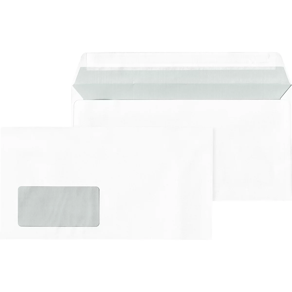 Trois enveloppes blanches, une ouverte, avec une fenêtre, sur fond blanc.