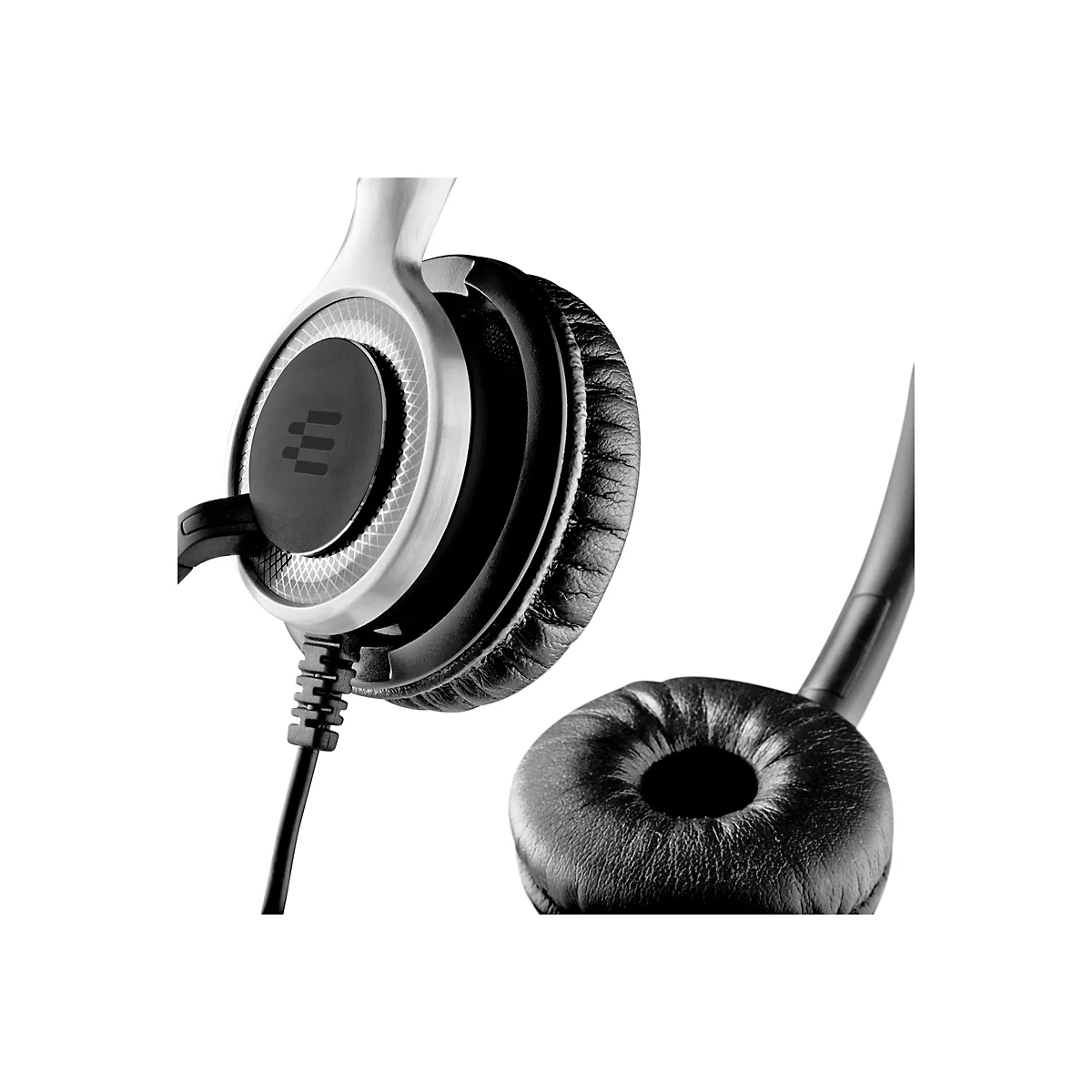 Nahaufnahme eines Headsets mit schwarzer Ohrmuschel und silberfarbenem GehÃ¤use. Das Kabel verlÃ¤uft nach unten. Eine weitere Ohrmuschel ist separat abgebildet.