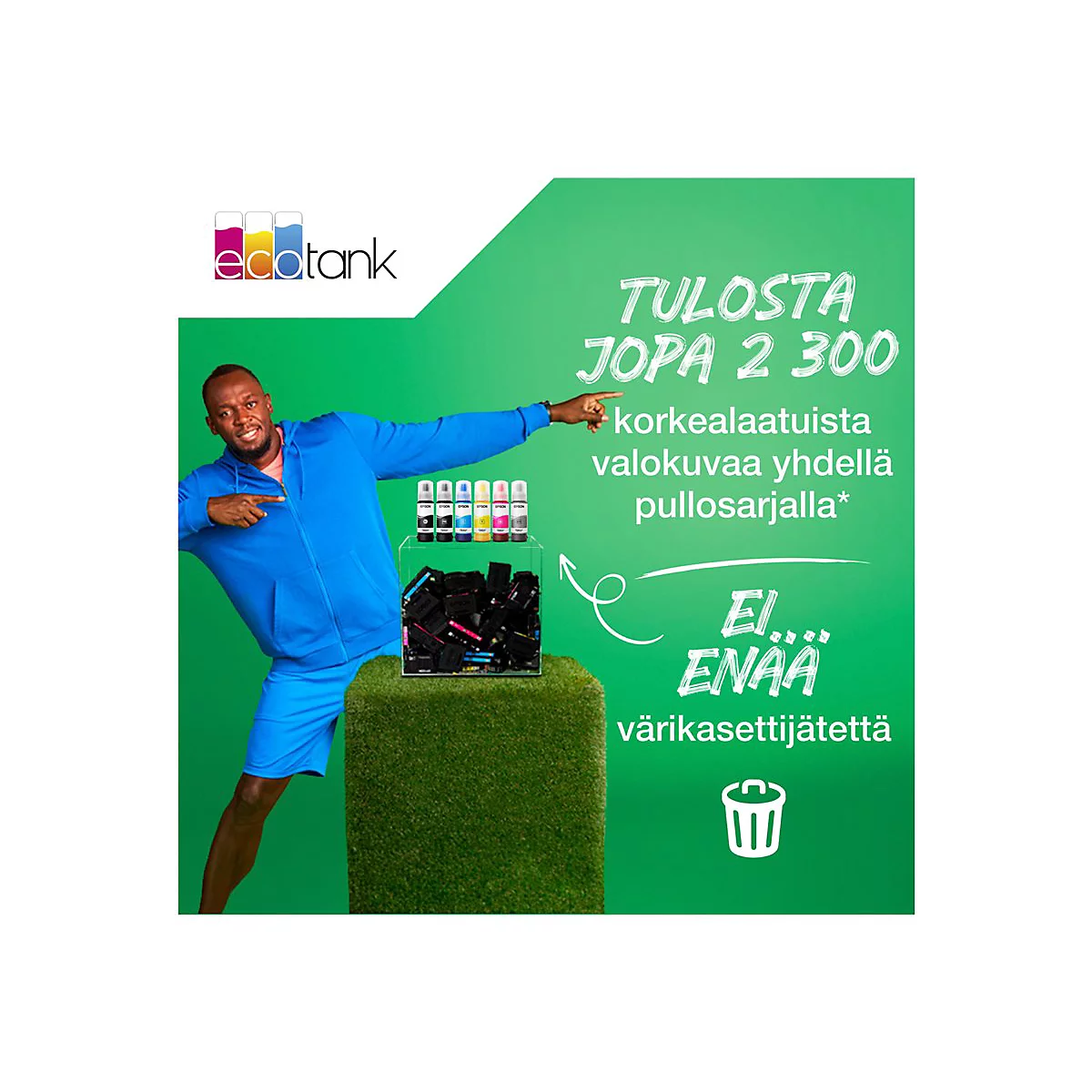 Ein Mann in blauem Trainingsanzug zeigt auf Druckerpatronen. Im Hintergrund steht Text auf GrÃ¼n: Drucken bis zu 2300 Fotos mit einem Satz Flaschen