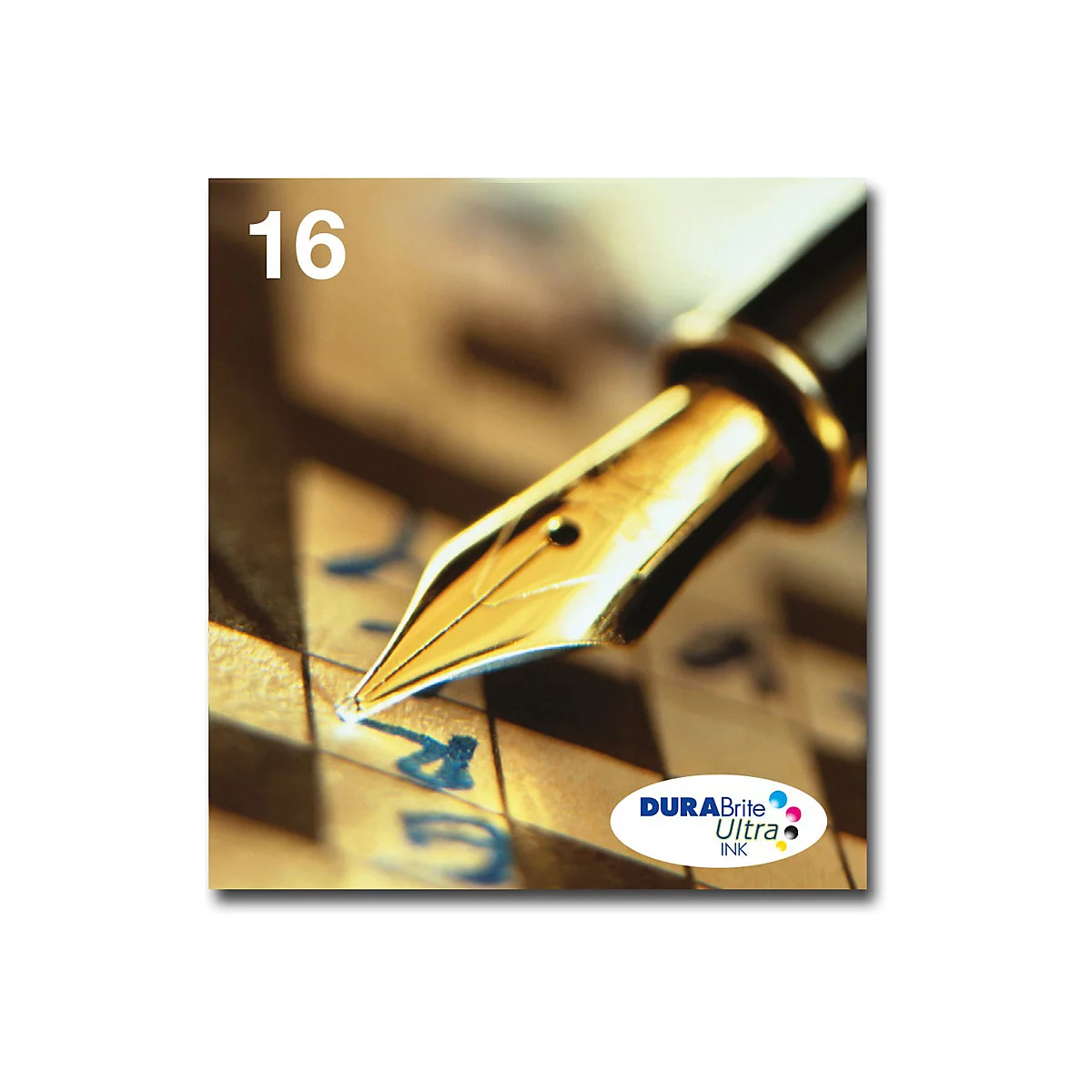 Nahaufnahme eines goldenen Füllfederhalters, der auf einem karierten Papier liegt. Die Feder ist im Fokus.