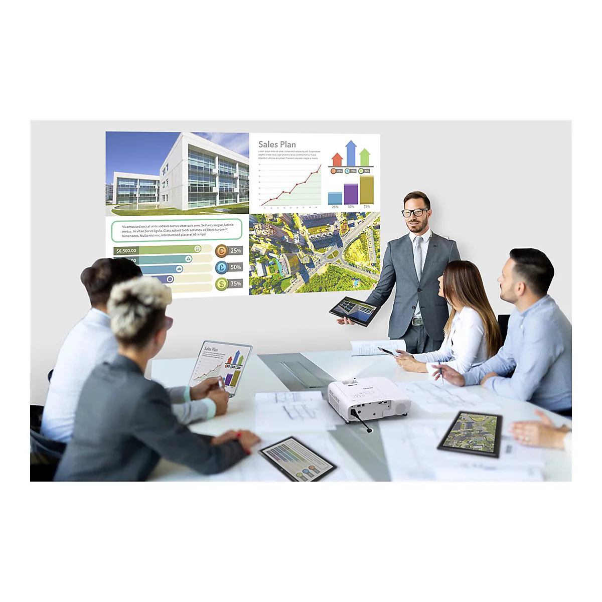 Ein Team diskutiert einen Projektor in einem Meetingraum, während Diagramme an die Wand projiziert werden.