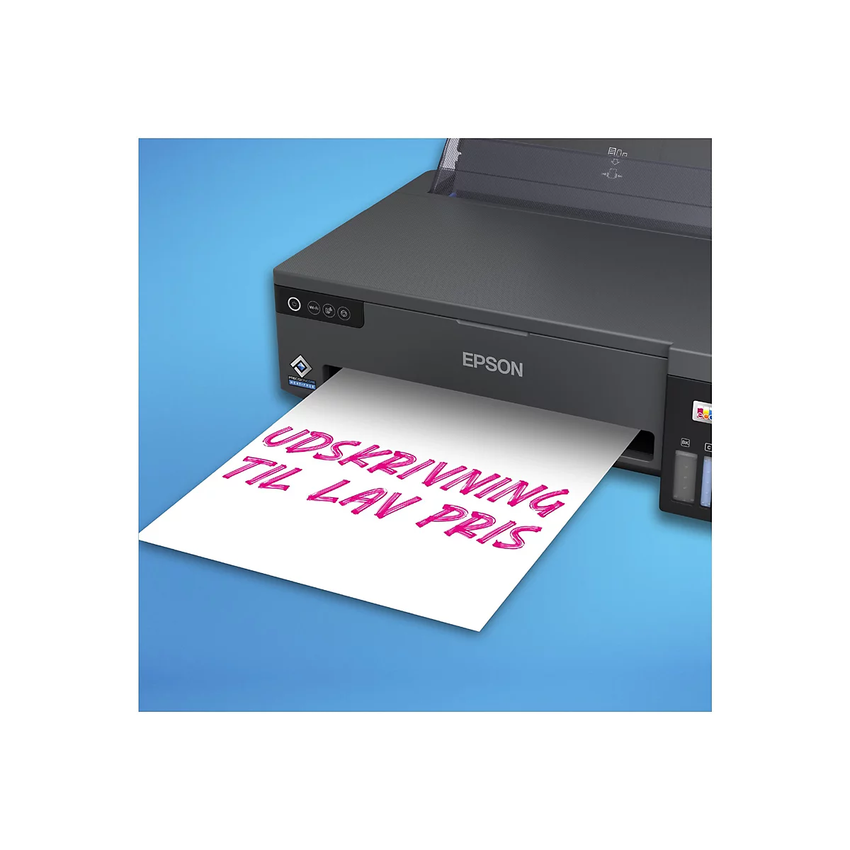 Ein schwarzer Epson-Drucker druckt ein Blatt mit rosafarbenem Text: UDSKRIVNING TIL LAV PRIS.