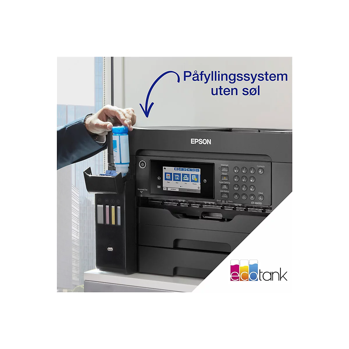 Ein Mann füllt Tinte in einen schwarzen Epson-Drucker. Auf dem Druckerbildschirm wird eine Touchscreen-Oberfläche mit Optionen wie Kopieren, Scannen und Faxen angezeigt. Der Drucker steht auf einem weißen Tisch vor einem Fenster mit Blick auf Hochhäuser.