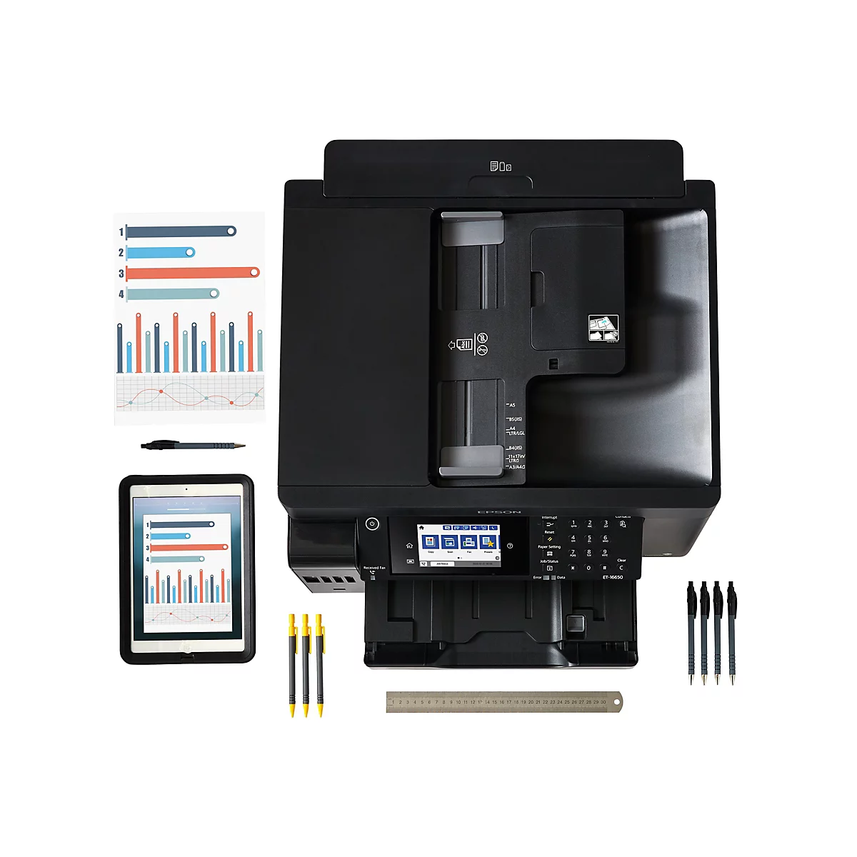 Draufsicht eines schwarzen Epson-Druckers mit Zubehör: Diagramme, Tablet, Stifte, Lineal. Der Drucker hat ein Display und verschiedene Bedienelemente.
