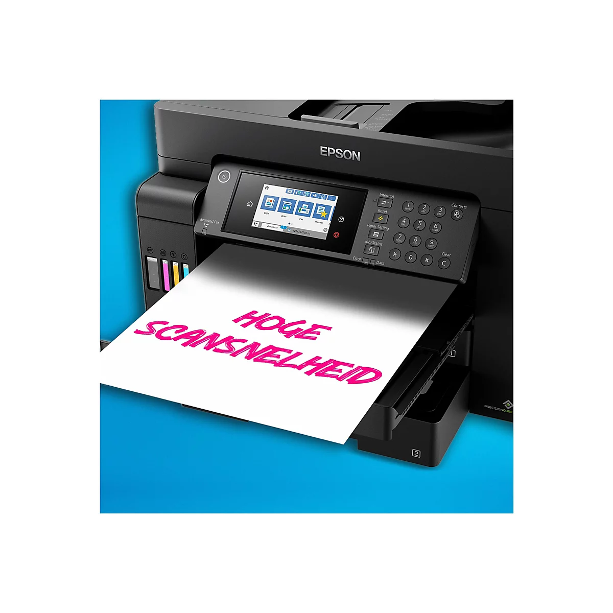 Ein schwarzer Epson-Drucker, der ein Blatt Papier mit dem Text "HOGE SCANSNELHEID" in pinker Schrift ausdruckt. Auf dem Drucker befindet sich ein Bildschirm mit verschiedenen Funktionen und Tasten.