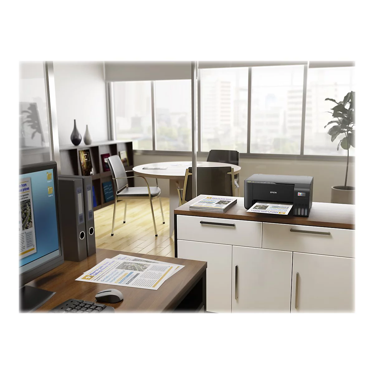 Schwarzer Drucker druckt in einem Büro. Auf dem Schreibtisch ein Monitor, Ordner, Maus und Papier.