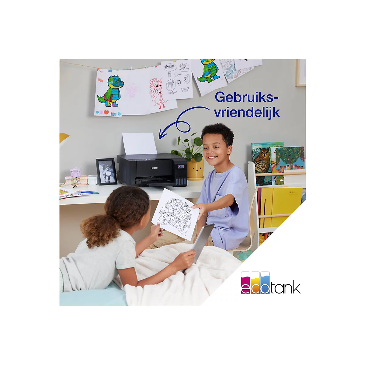 Deux enfants regardent une image imprimÃ©e. Une imprimante sur un bureau, des dessins au-dessus.