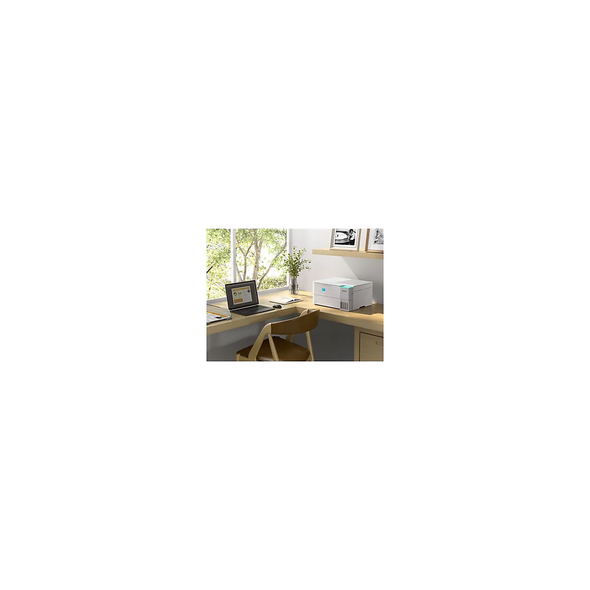 Schreibtisch mit Laptop, Drucker und Stuhl vor Fenster. Der Bildschirm zeigt ein Diagramm. Auf Regal Bilderrahmen.