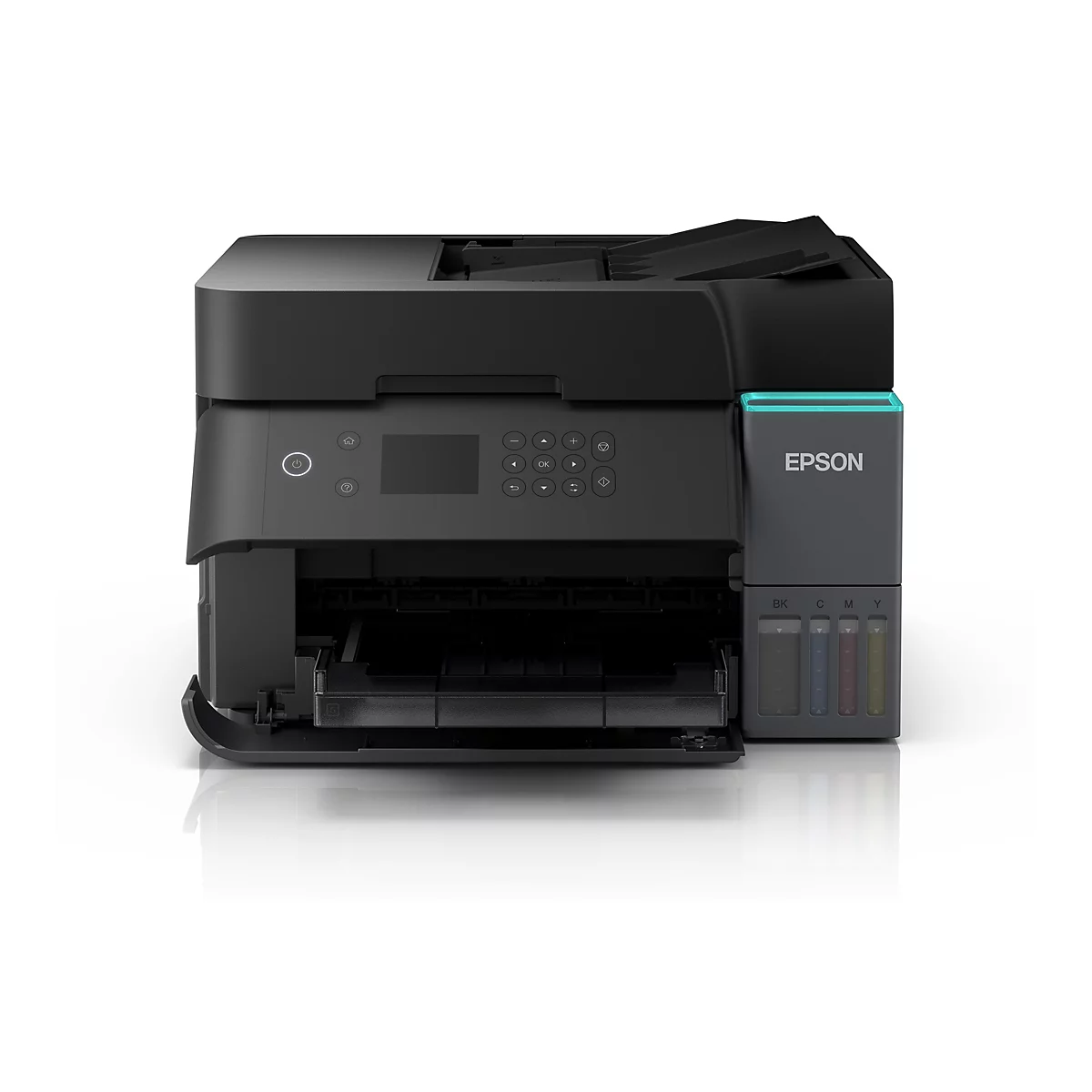 Ein schwarzer Epson-Multifunktionsdrucker vor weißem Hintergrund. Druckkopf offen, Bedienfeld mit Tasten.