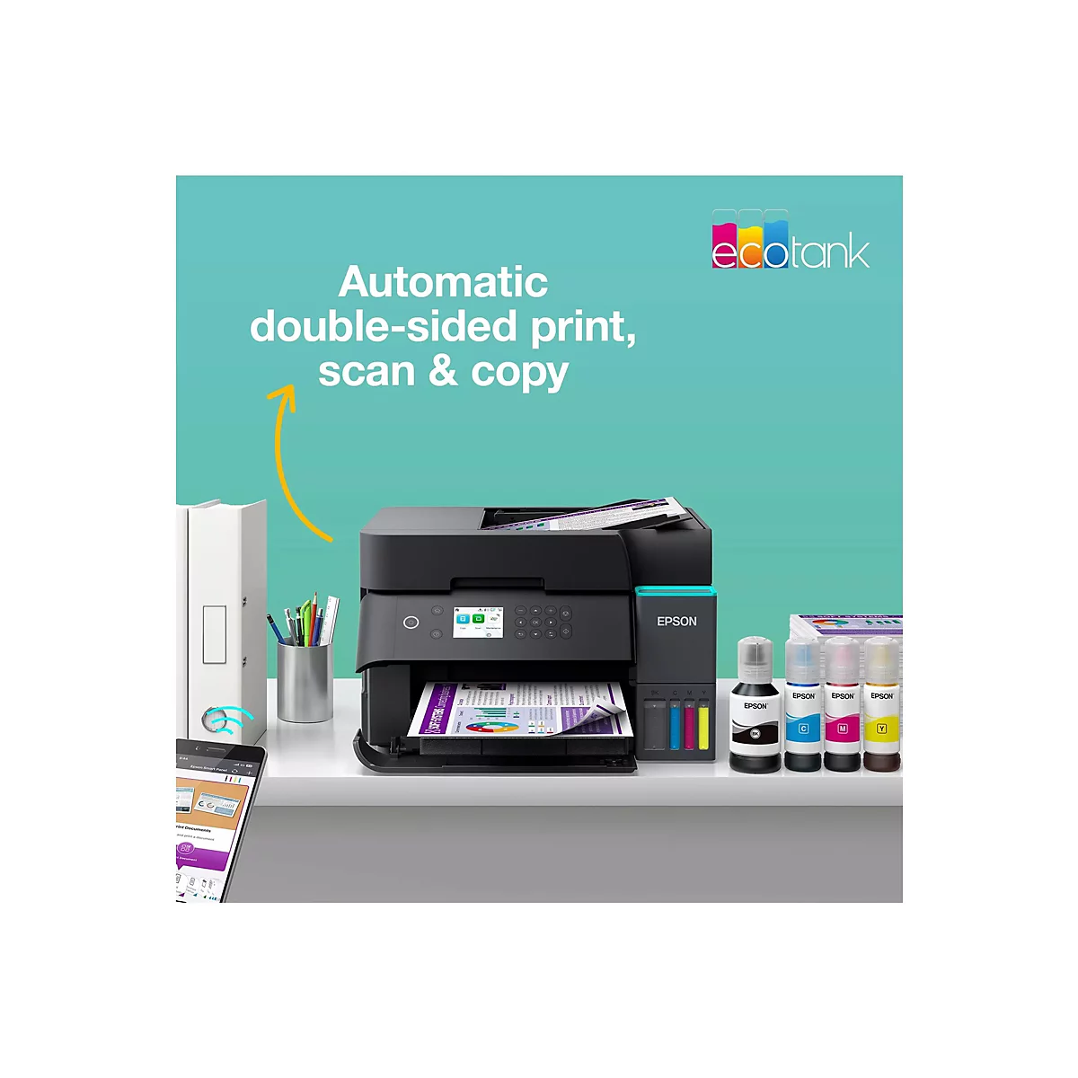 Une imprimante Epson EcoTank sur un bureau blanc. L'imprimante imprime un graphique coloré. Des bouteilles d'encre sont à côté.