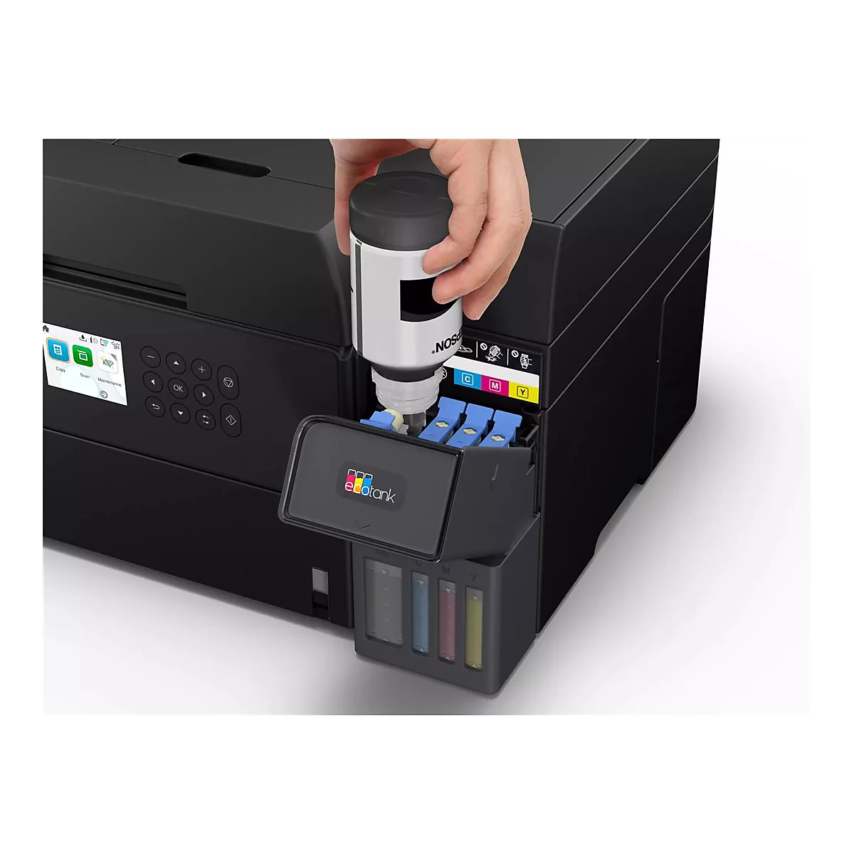Une personne remplit de l'encre noire dans une imprimante Epson Ecotank noire. Le boîtier est ouvert, les cartouches d'encre sont visibles.